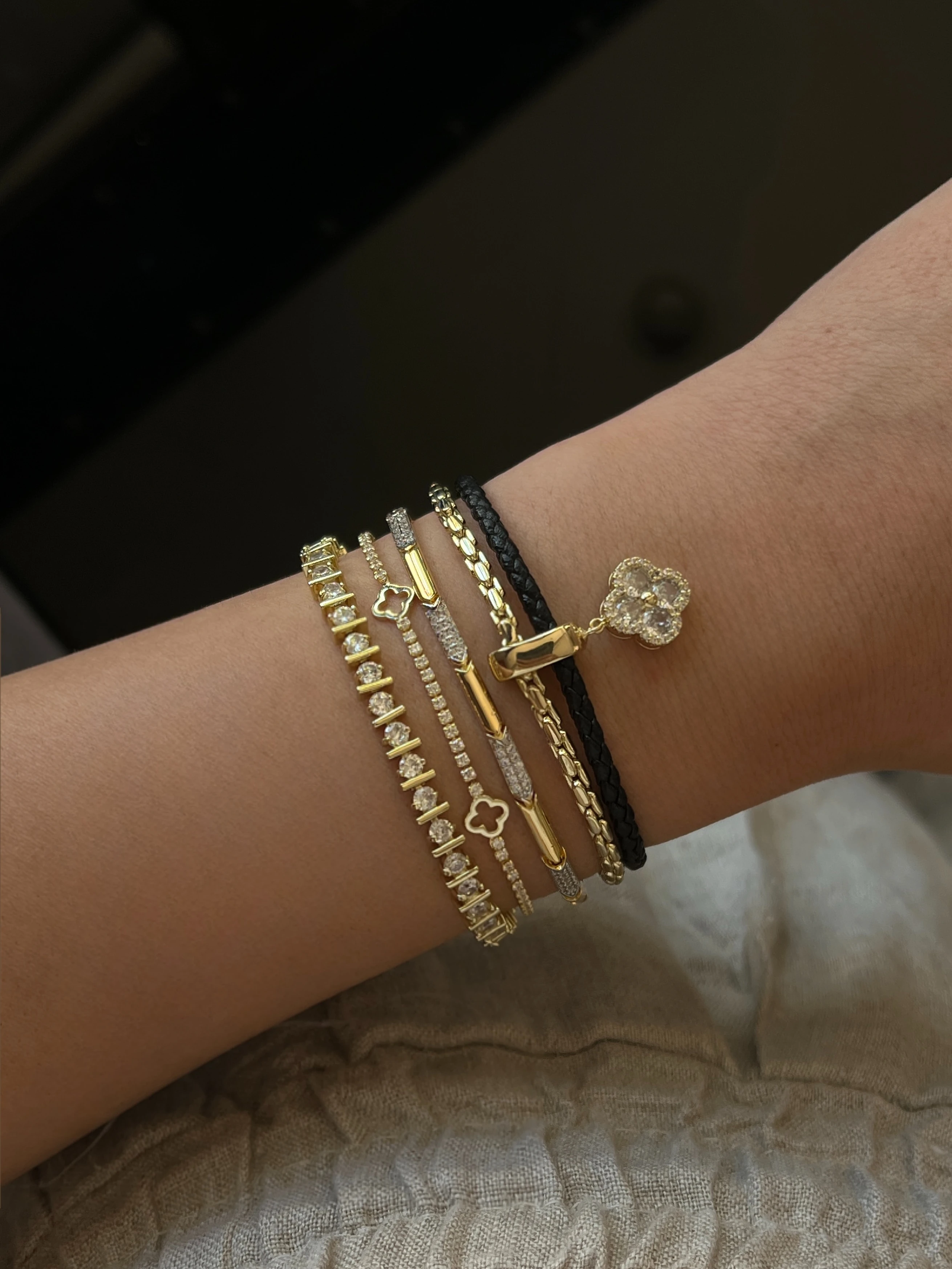 Gold Rengi Zirkon Taşlı Yonca Figürlü Renkli Deri Detaylı İki Sıra Kadın Bileklik