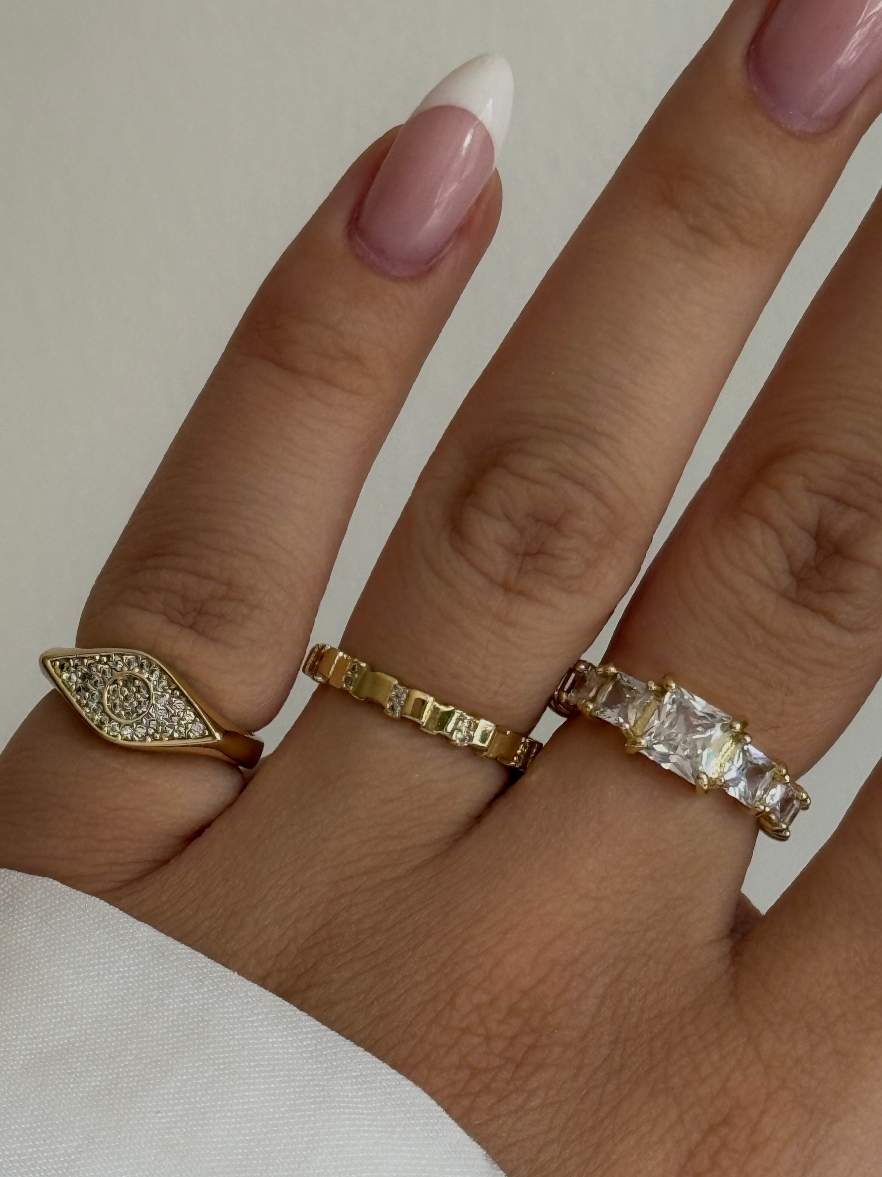 Gold Rengi Sıralı Kare Zirkon Taşlı Kadın Yüzük