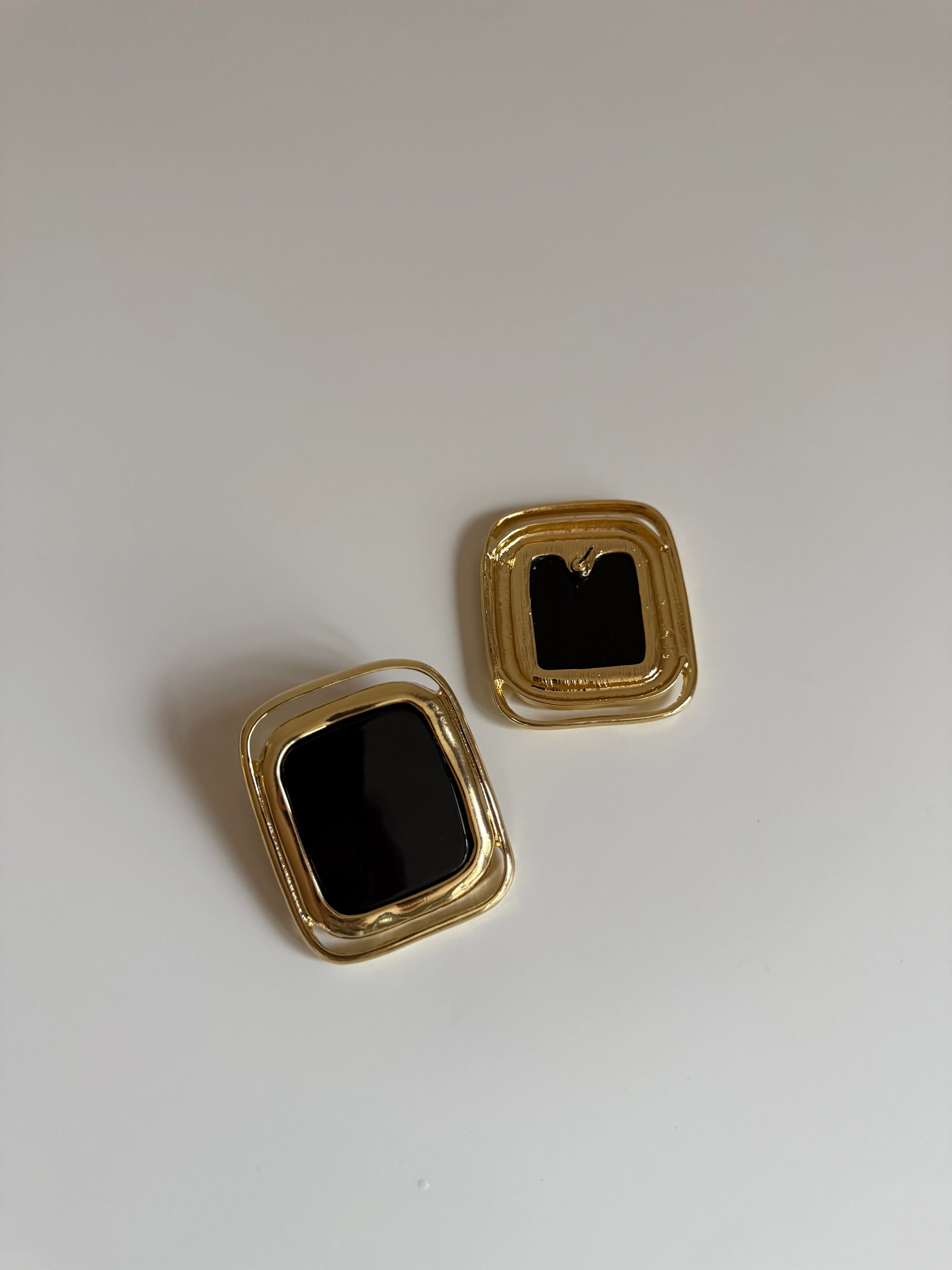 Gold Rengi Siyah Taşlı Dikdörtgen Model Kadın Küpe