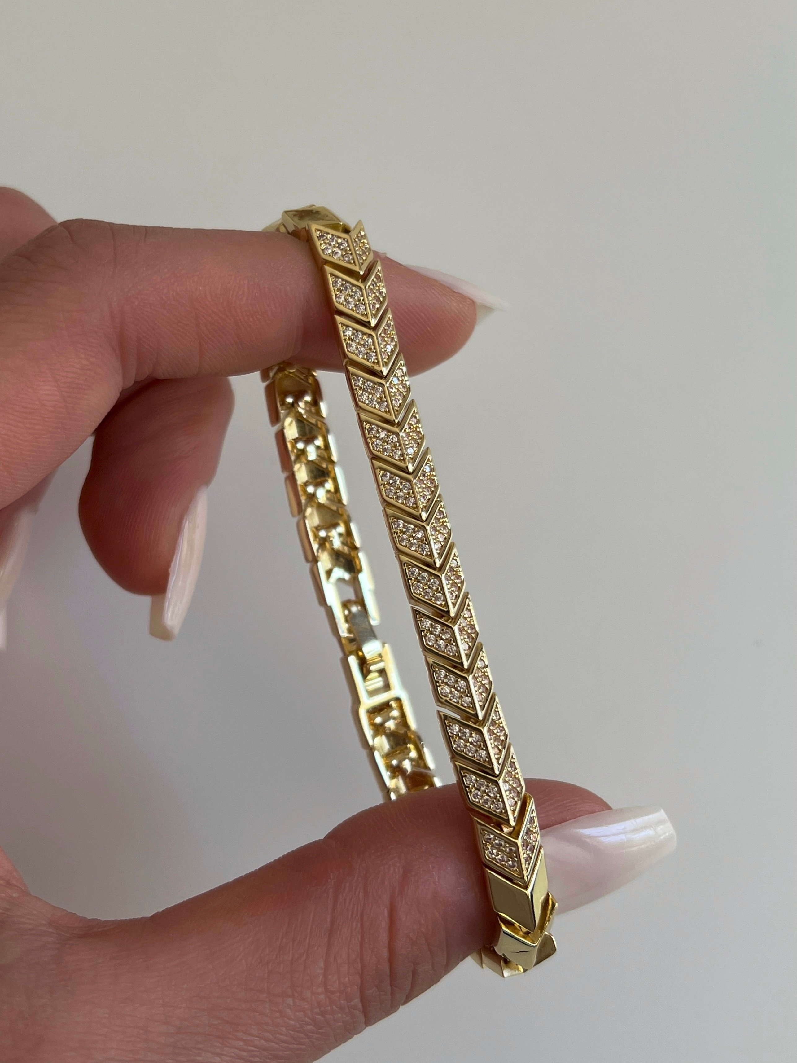 Gold Rengi Sıralı V Zirkon Taşlı Kadın Bileklik