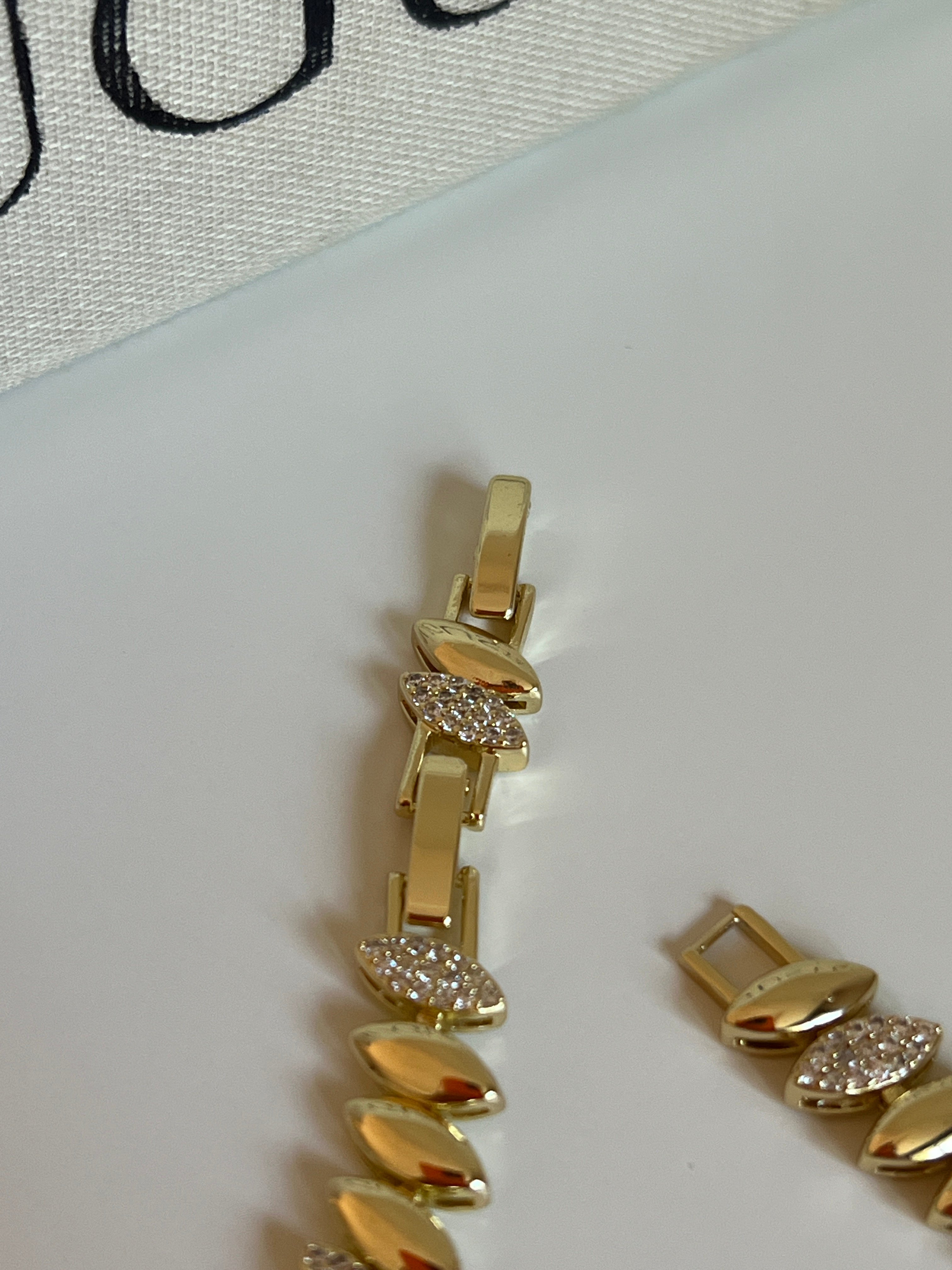 Gold Rengi Zirkon Taşlı Kadın Bileklik