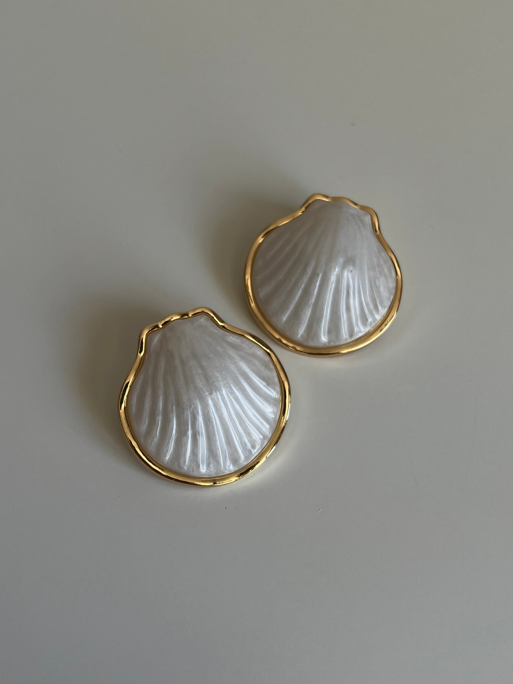 Gold Rengi Beyaz Taşlı Deniz Kabuğu Model Kadın Küpe