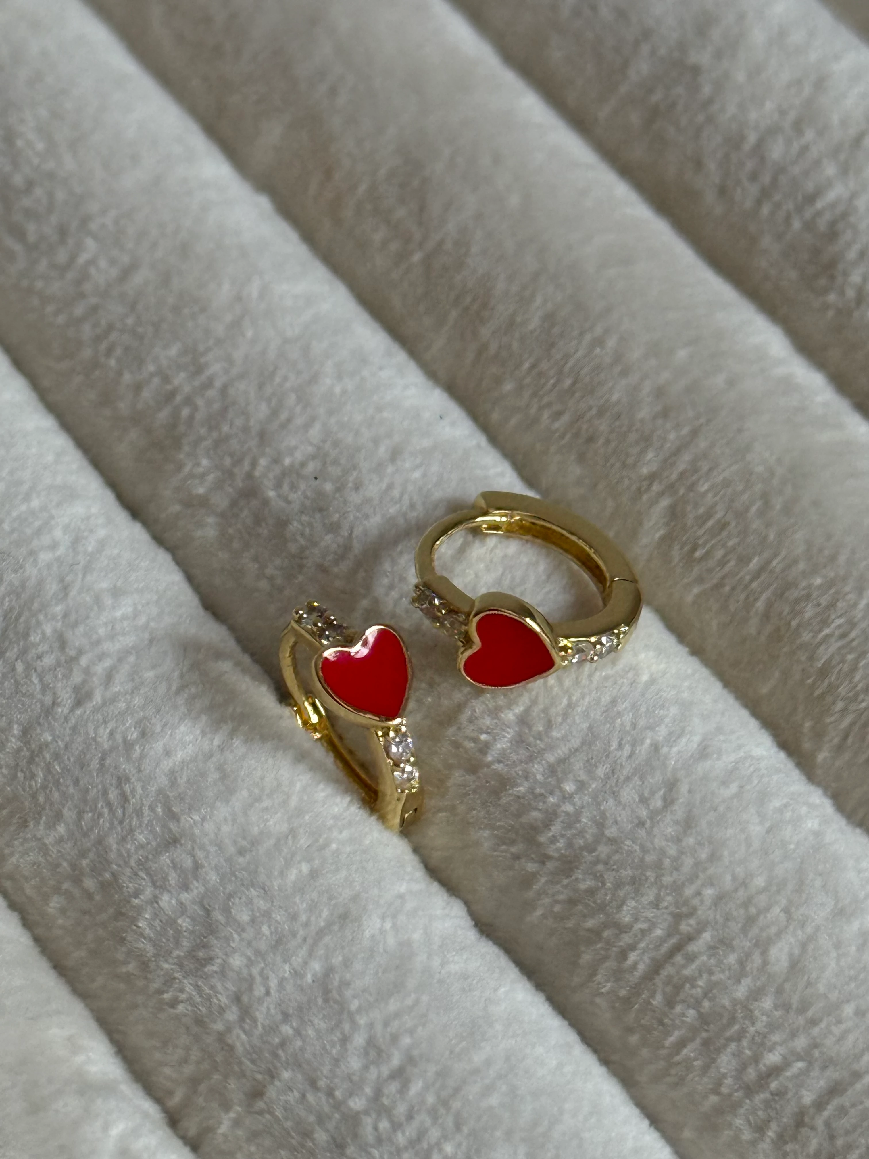 Gold Rengi Kırmızı Kalpli Minimal Kadın Küpe