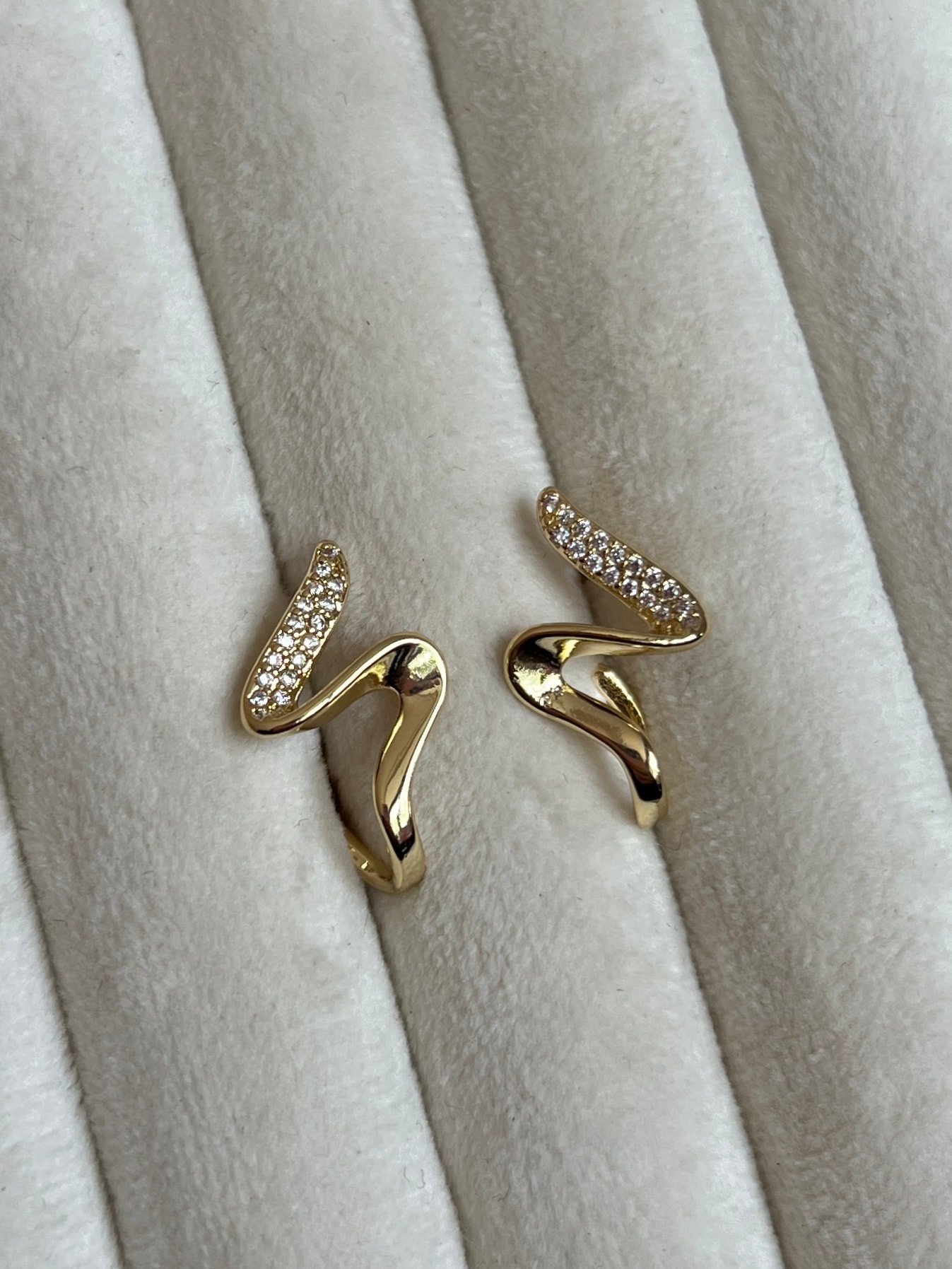 Gold Rengi Dalga Model Kadın Küpe