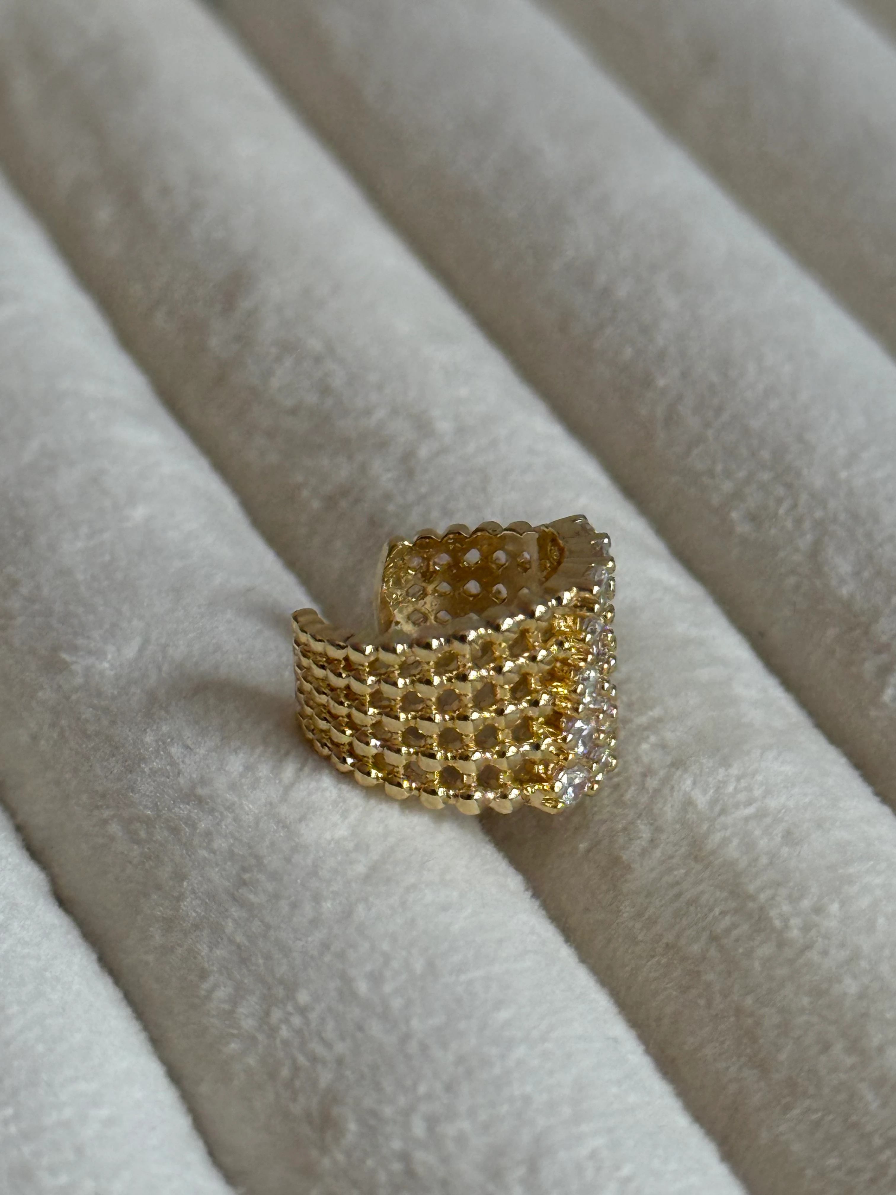 Gold Rengi Beş Sıra Üç Taş Model Kadın Kıkırdak Küpe