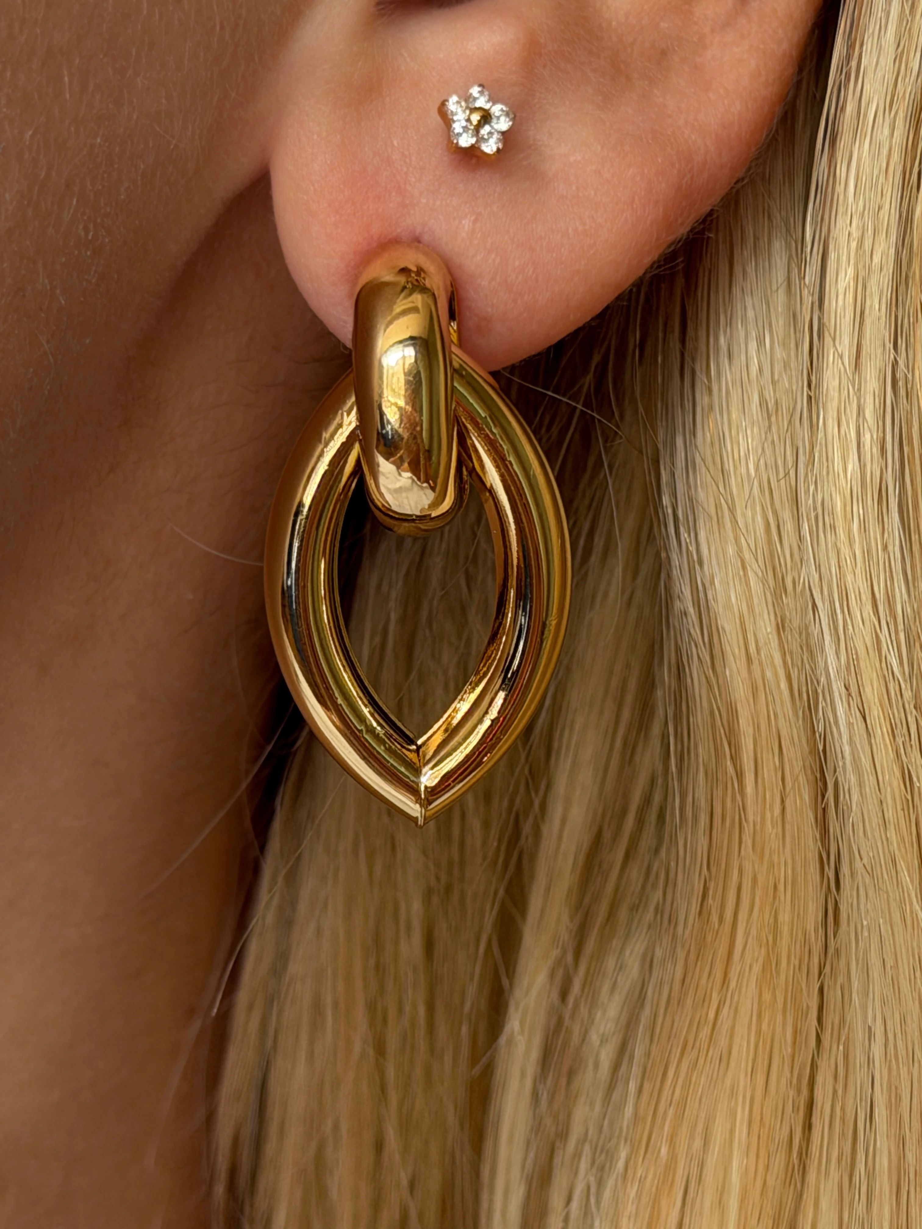 Gold Rengi Yaprak Model Kadın Küpe