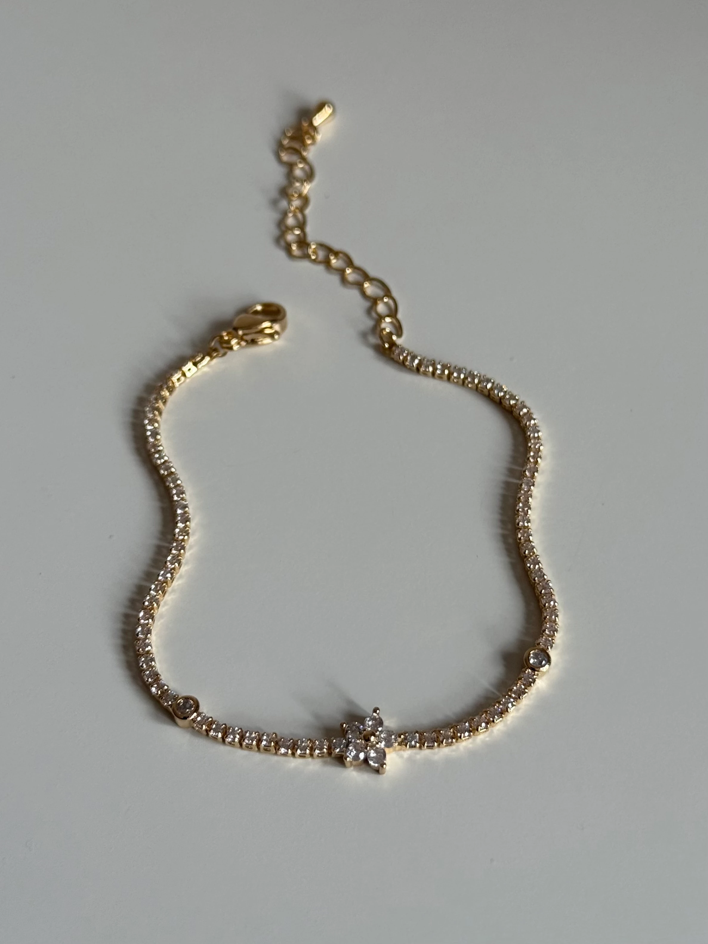 Taş Detaylı Çiçek Model Su Yolu Kadın Bileklik