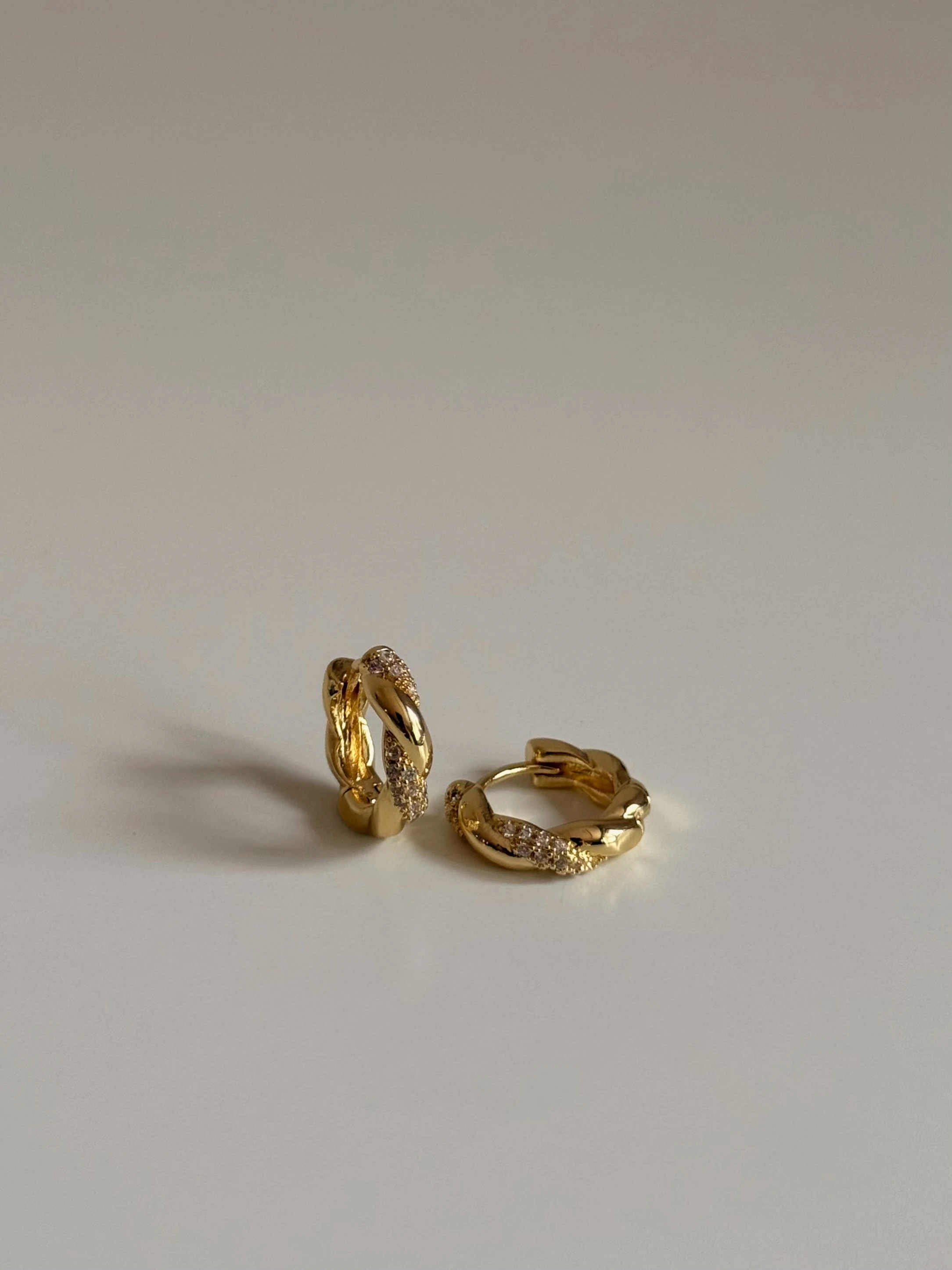 Gold Rengi Minimal Sarmal Kadın Küpe