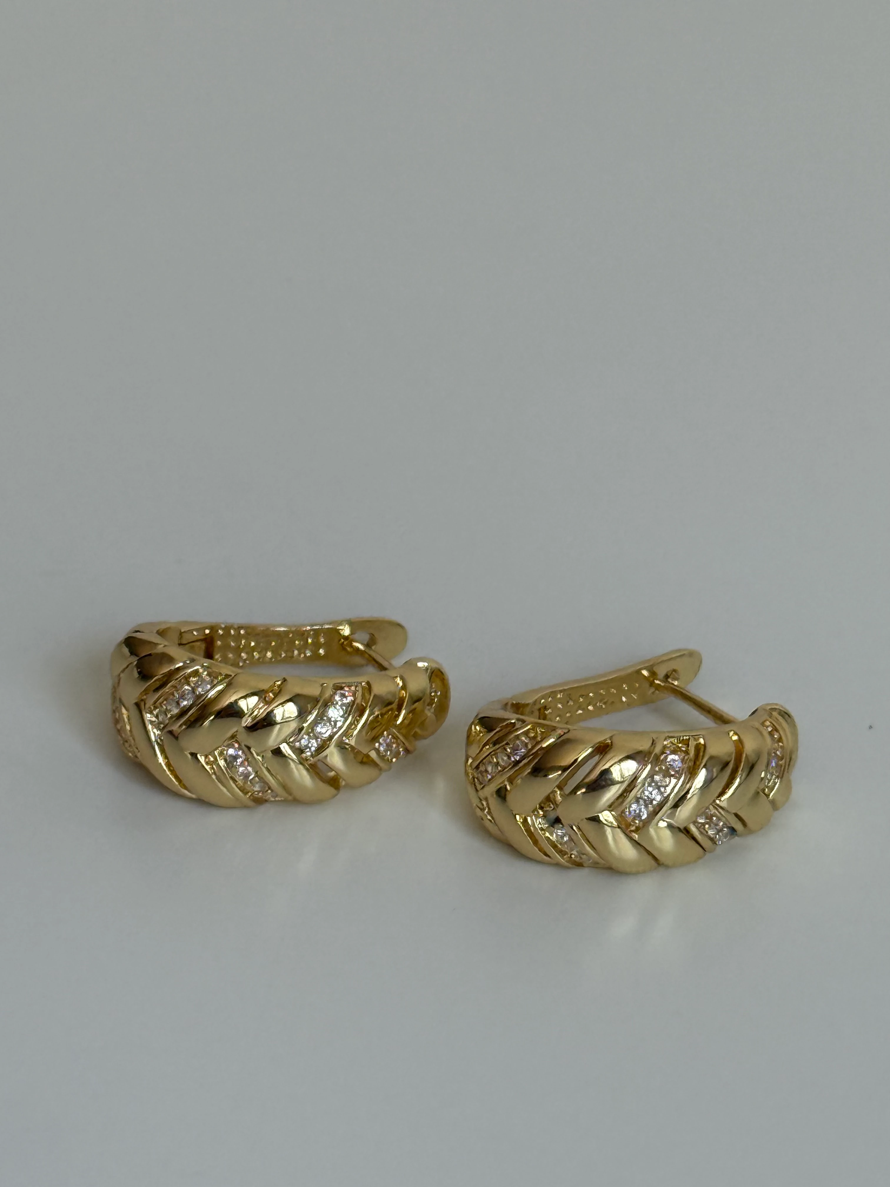 Gold Rengi Örgü Model Kadın Küpe