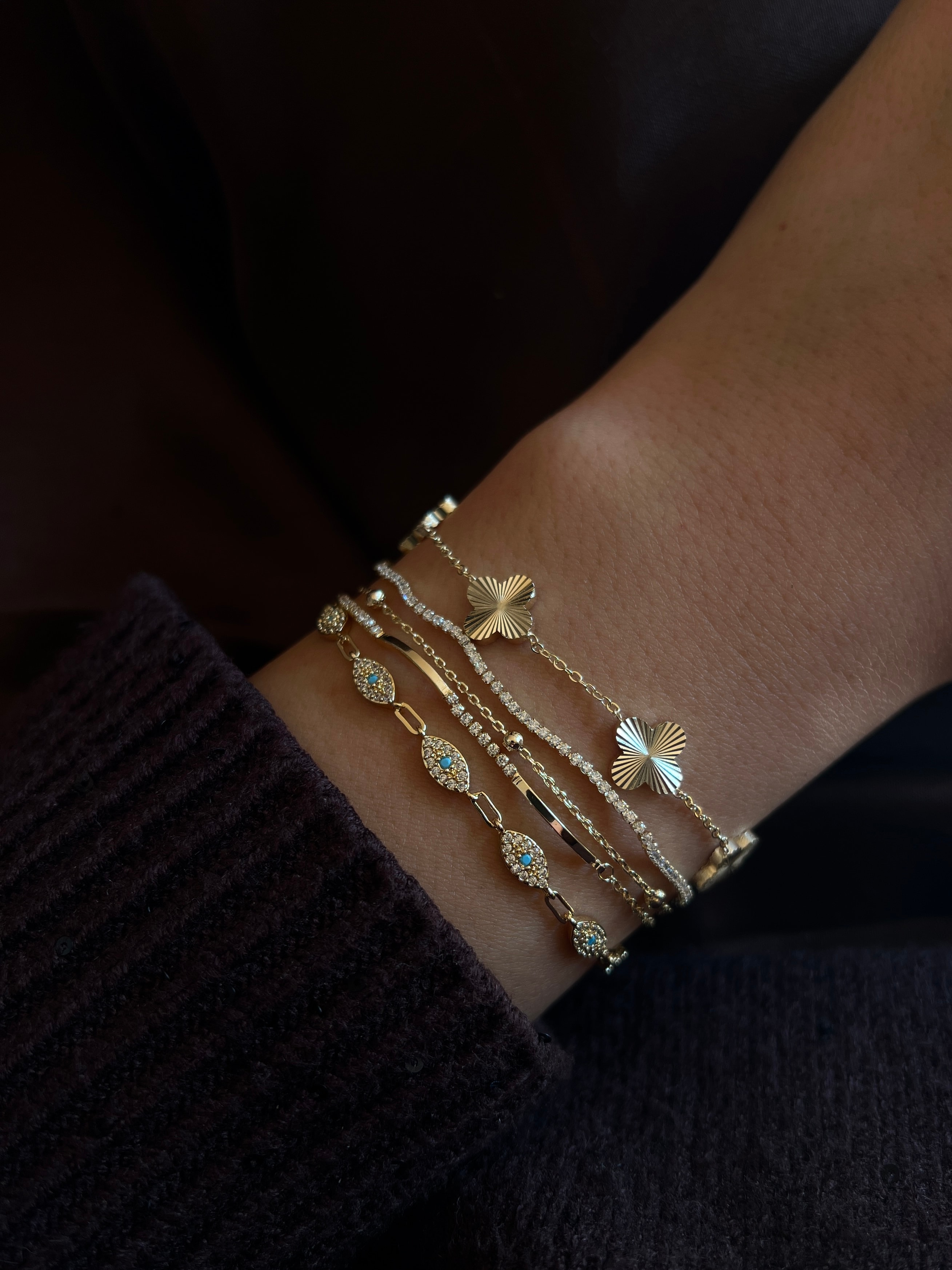 Gold Rengi Çizgili Yonca Model Kadın Bileklik 