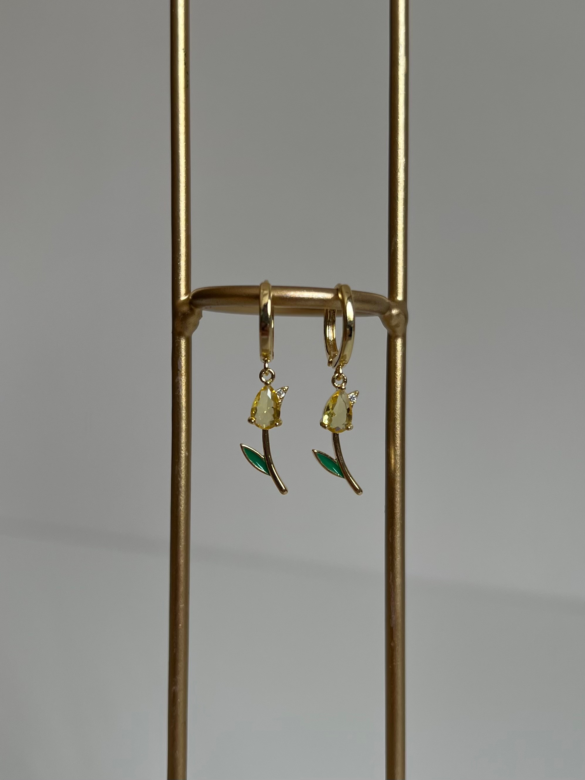Gold Rengi Sarı Zirkon Taşlı Çiçek Sallantılı Kadın Küpe