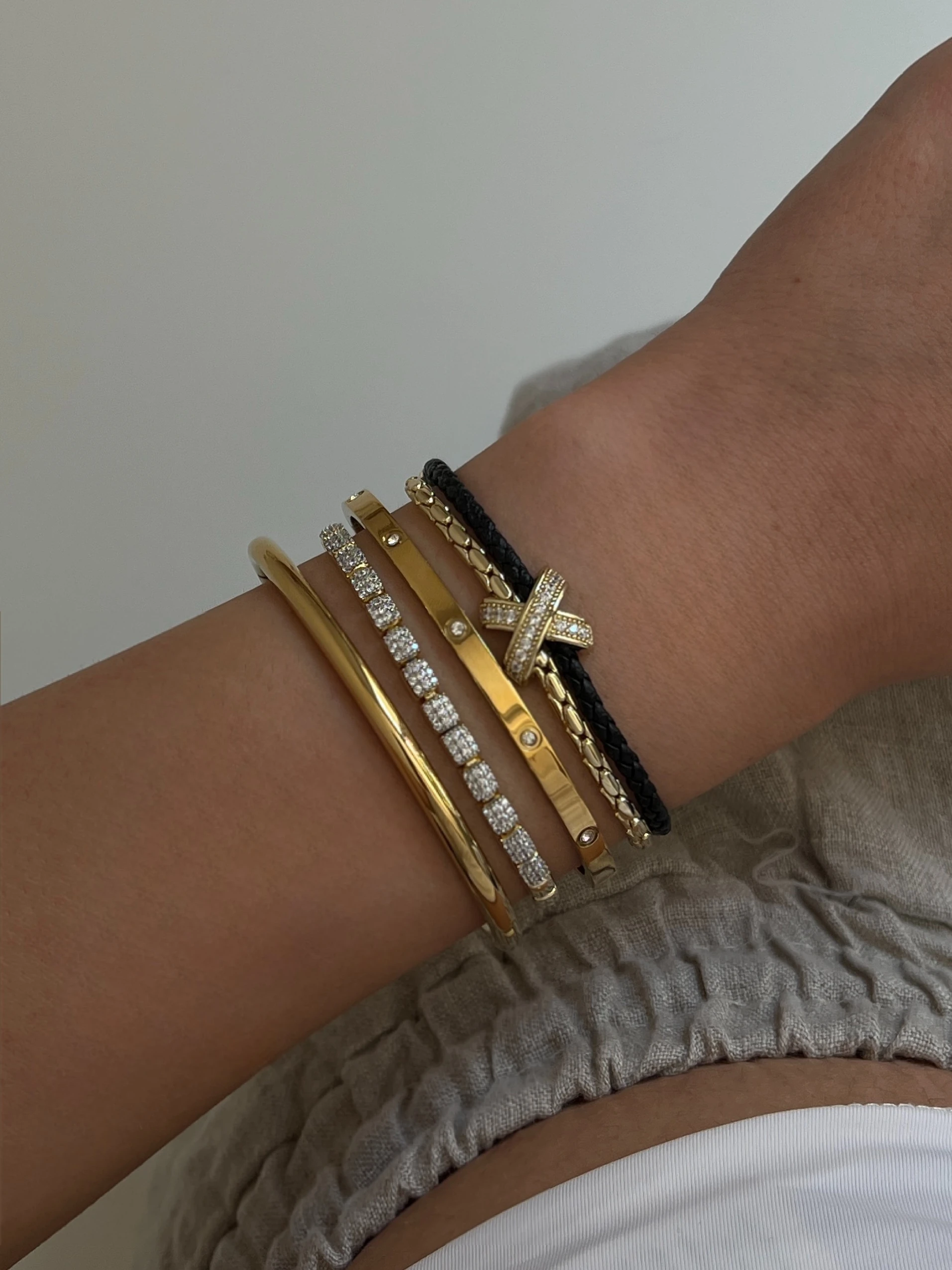 Gold Rengi Zirkon Taşlı Çarpı Figürlü Renkli Deri Detaylı İki Sıra Kadın Bileklik