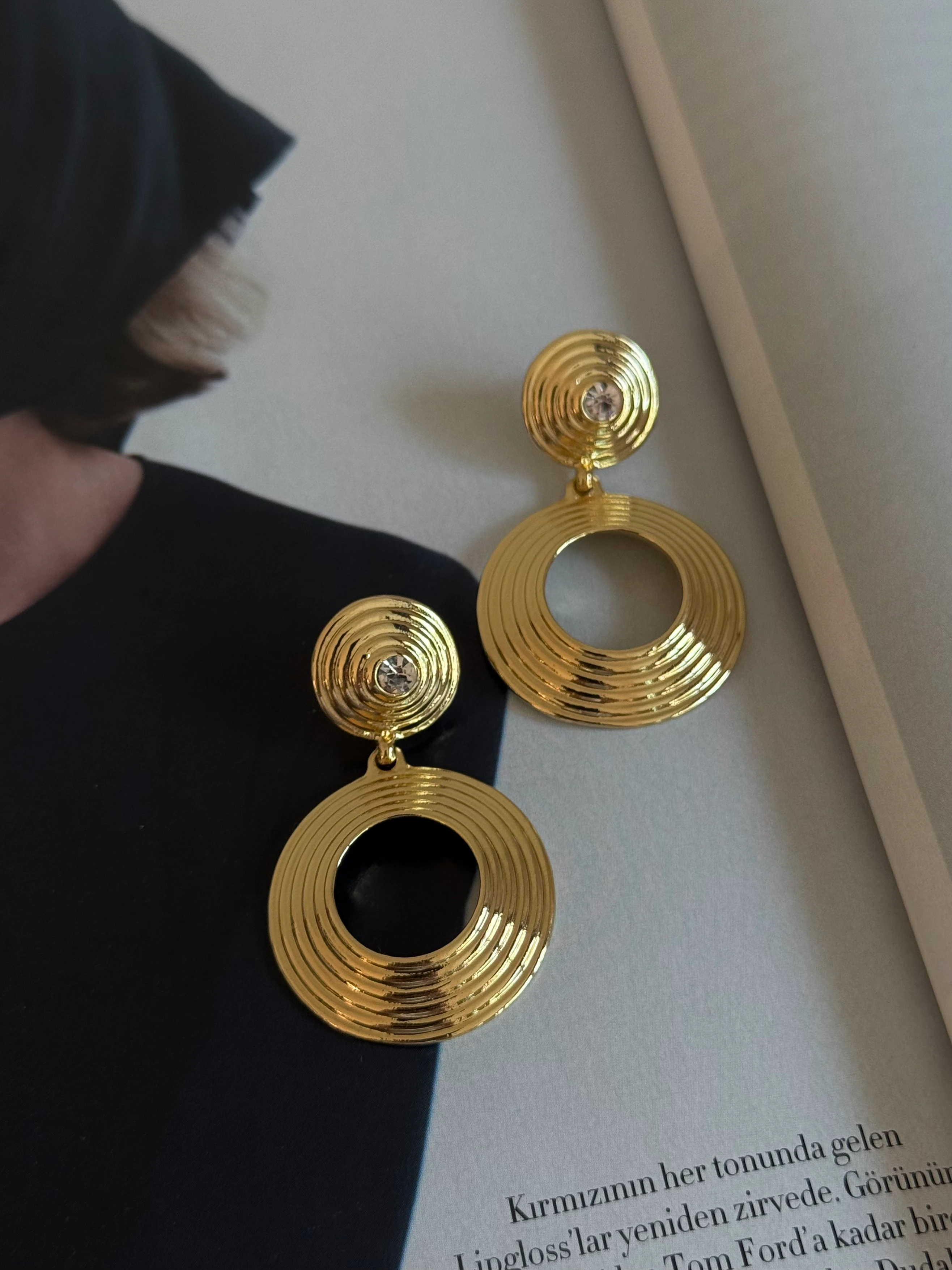 Gold Rengi Yuvarlak Taşlı Kadın Küpe