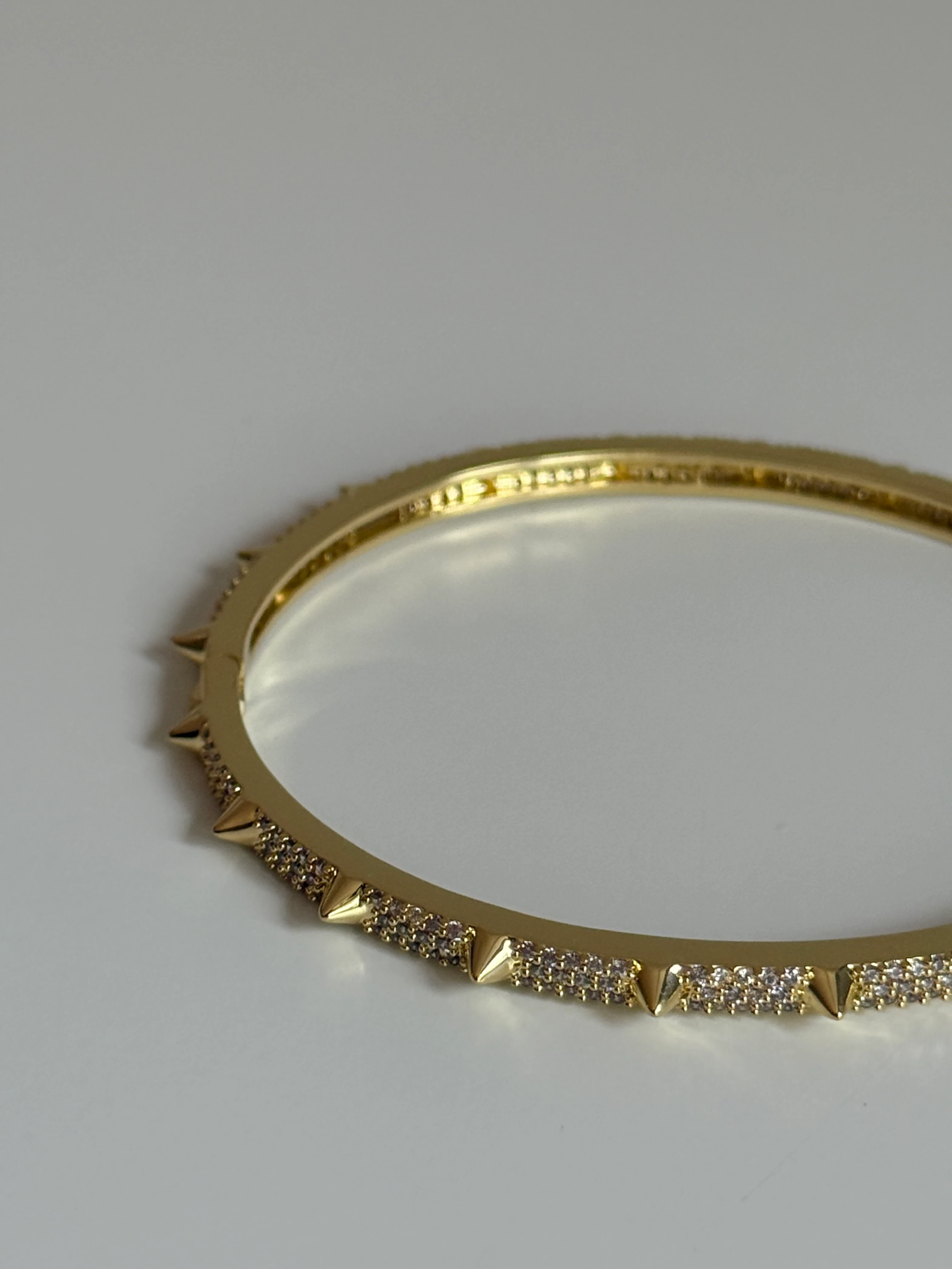 Zirkon Taş Detaylı Çivi Model Kadın Kelepçe Bileklik