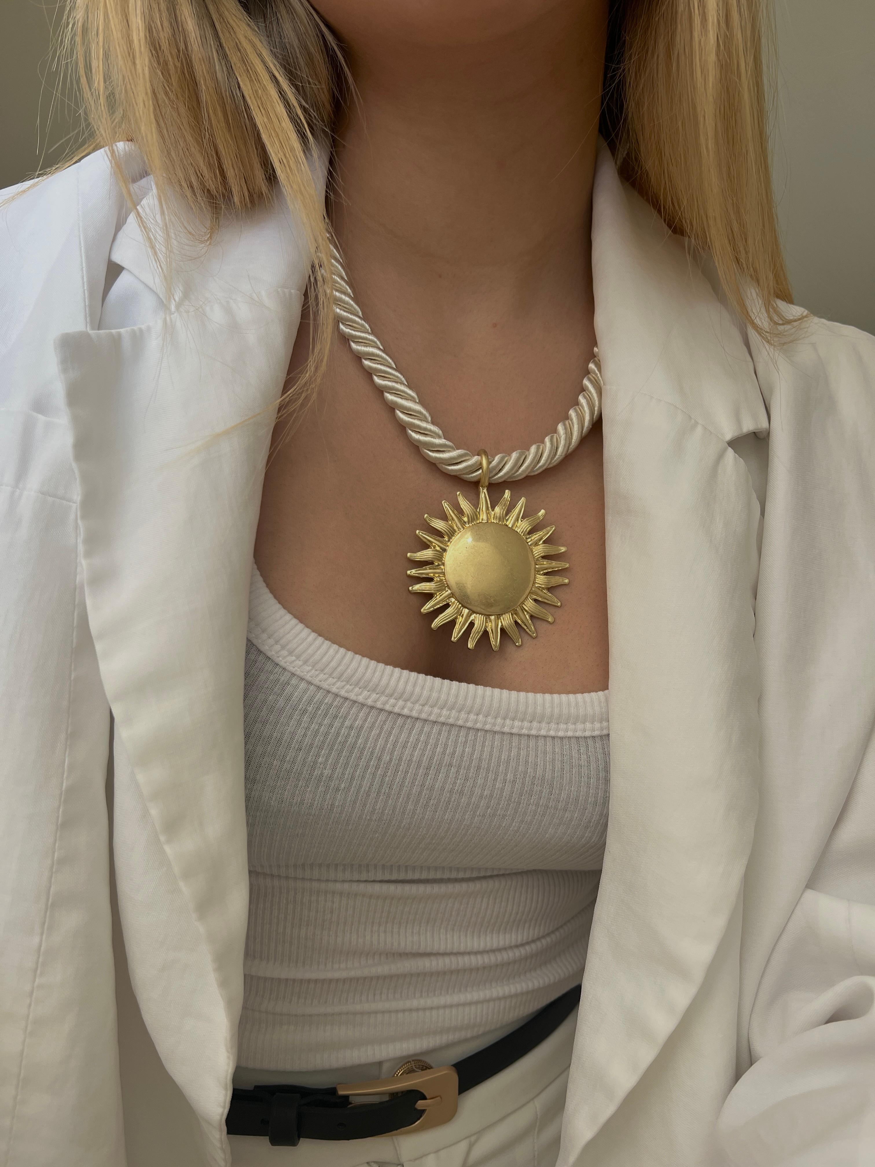 Gold Rengi Güneş Figürlü Beyaz İpli Kadın Kolye