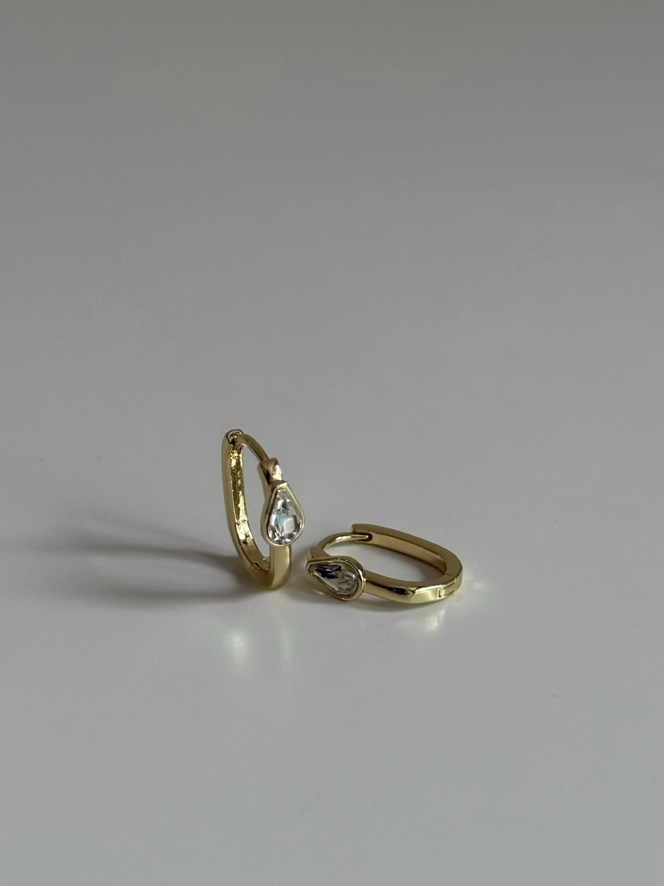 Gold Rengi Damla Taş Detaylı Kadın Küpe