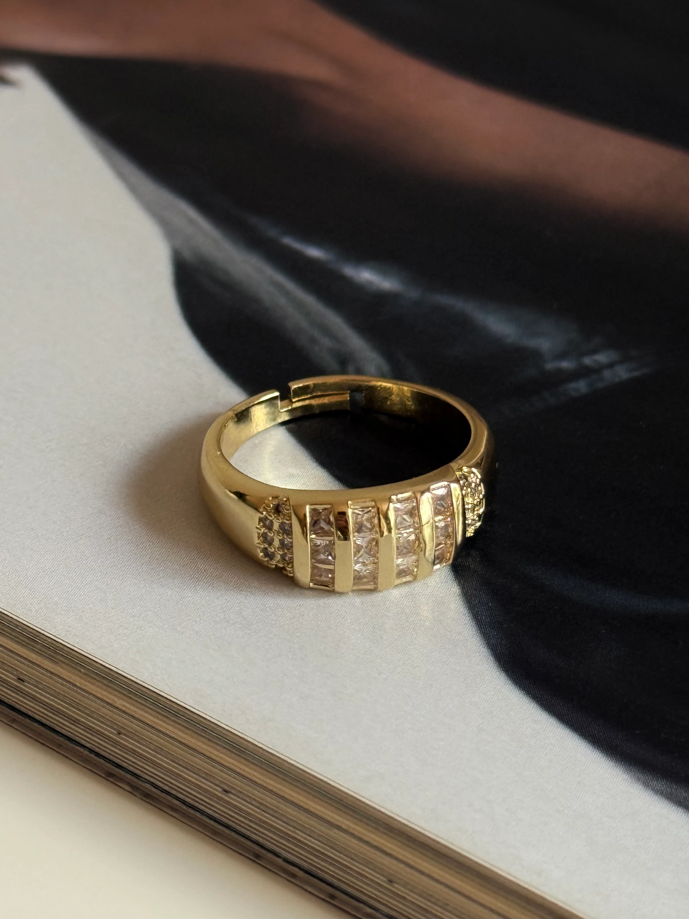 Gold Rengi Sıralı Zirkon Taşlı Kadın Yüzük