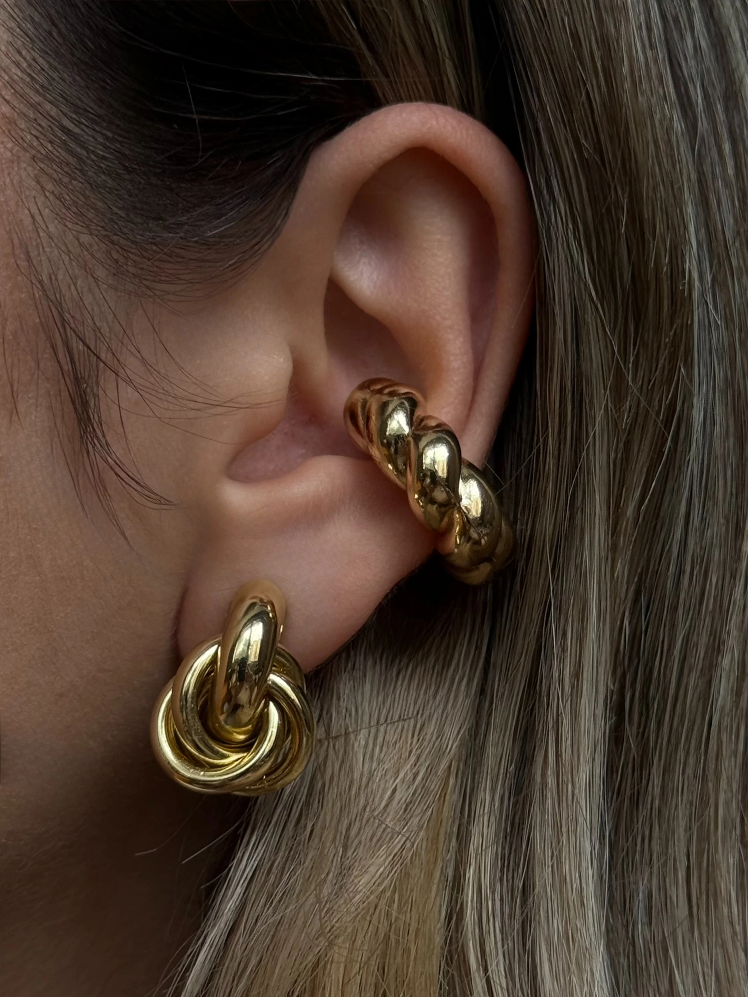 Sarmal Model Kadın Kıkırdak Küpe