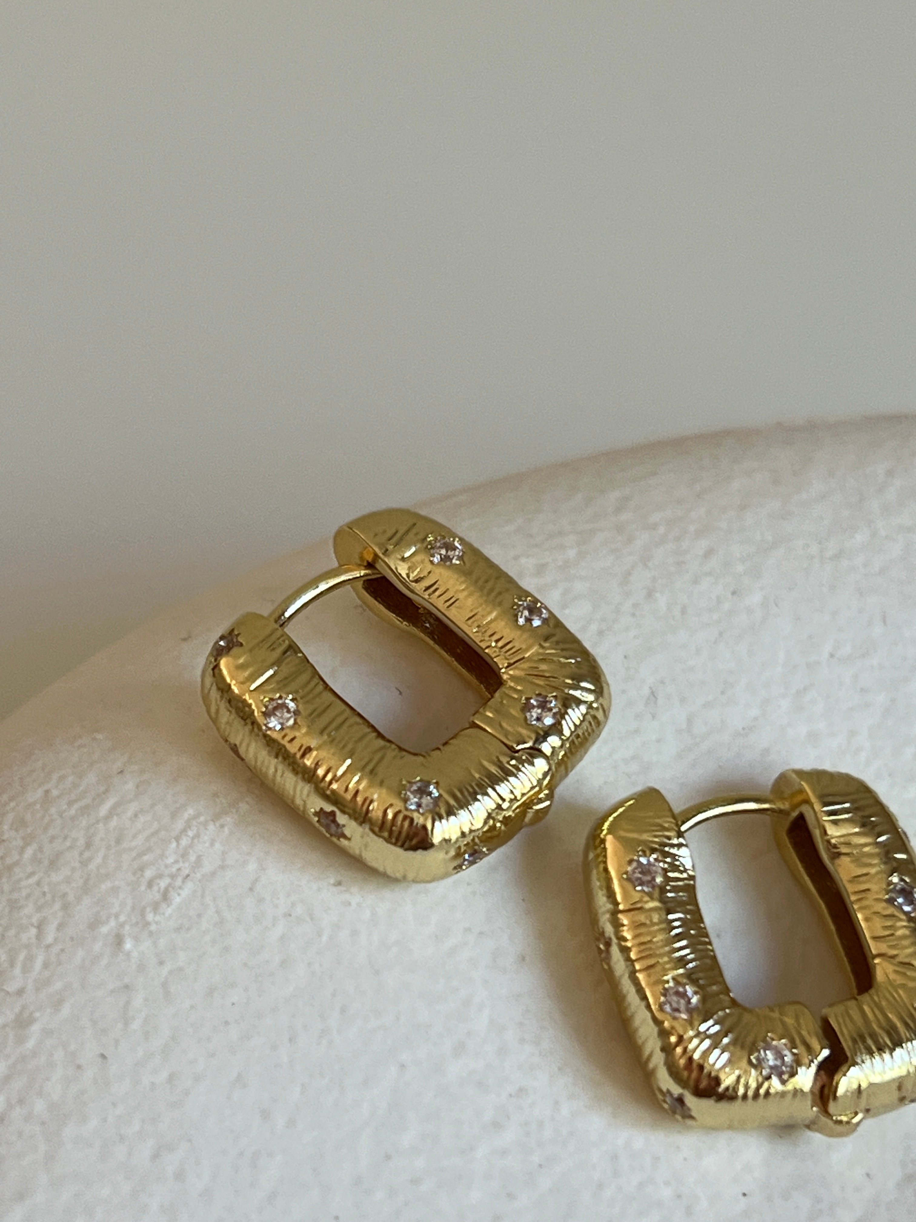 Gold Rengi Zirkon Taş Detaylı Kadın Kare Model Küpe