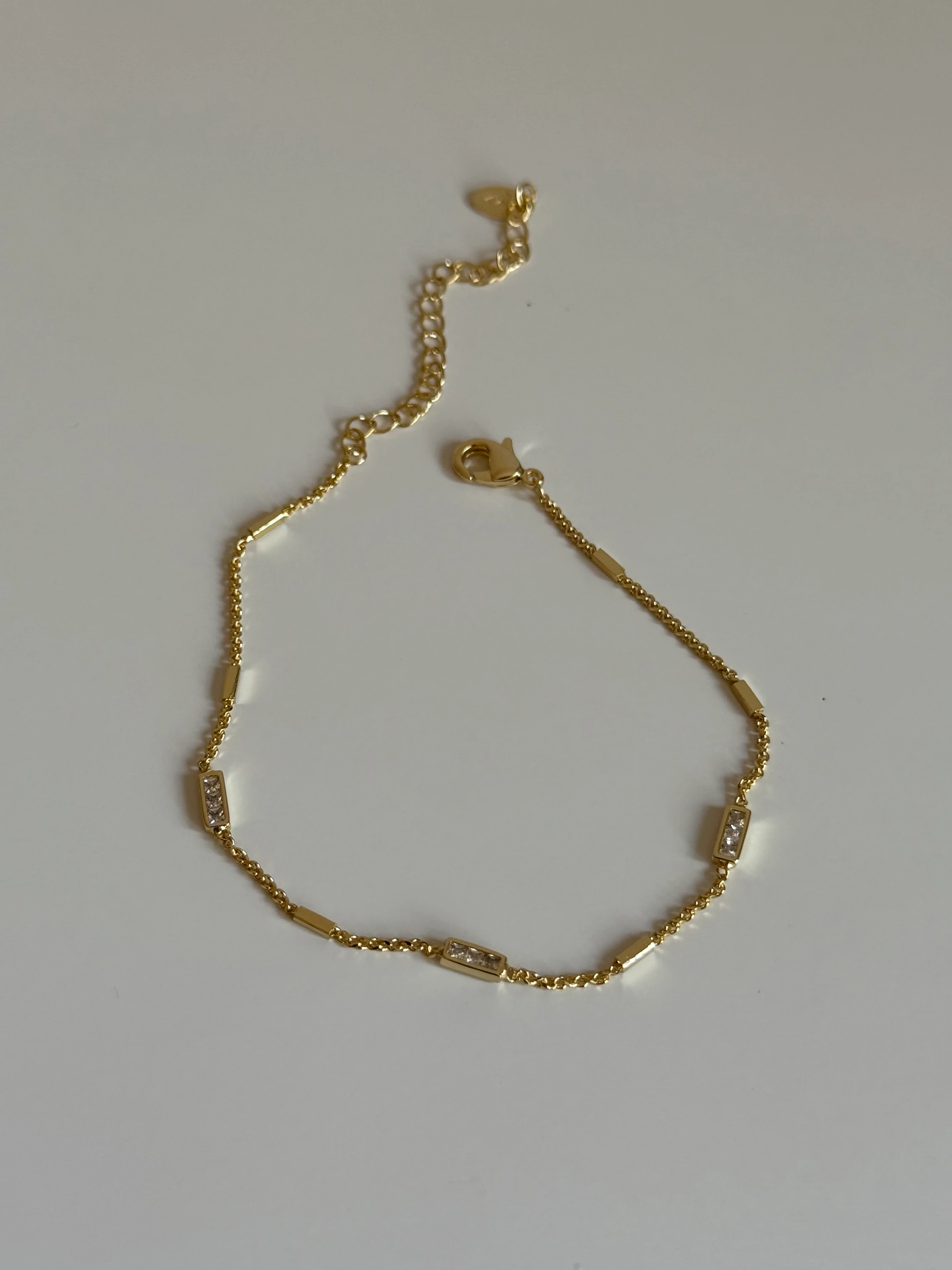 Gold Rengi Zirkon Taşlı Dikdörtgen Detay Kadın Bileklik