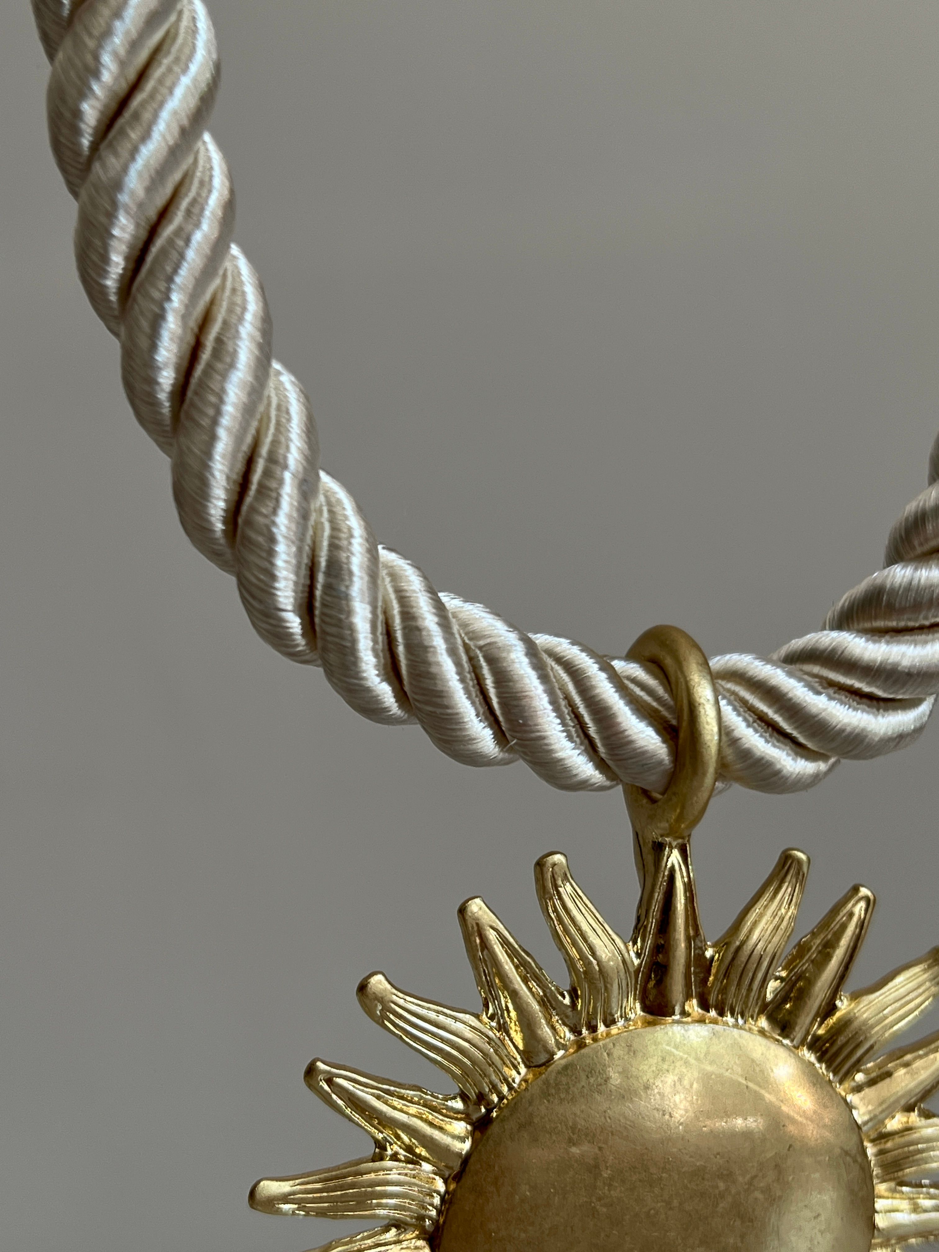 Gold Rengi Güneş Figürlü Beyaz İpli Kadın Kolye