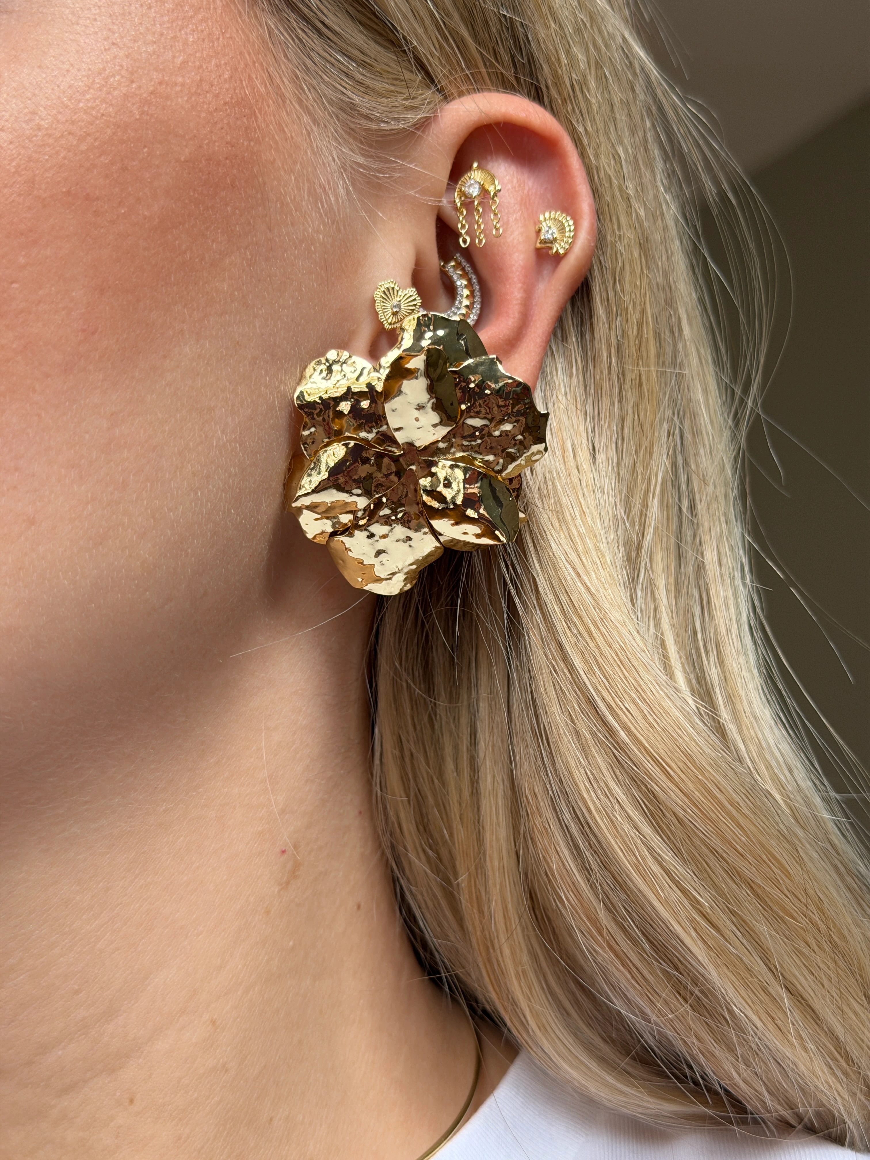 Gold Rengi Yaprak Model Kadın Küpe