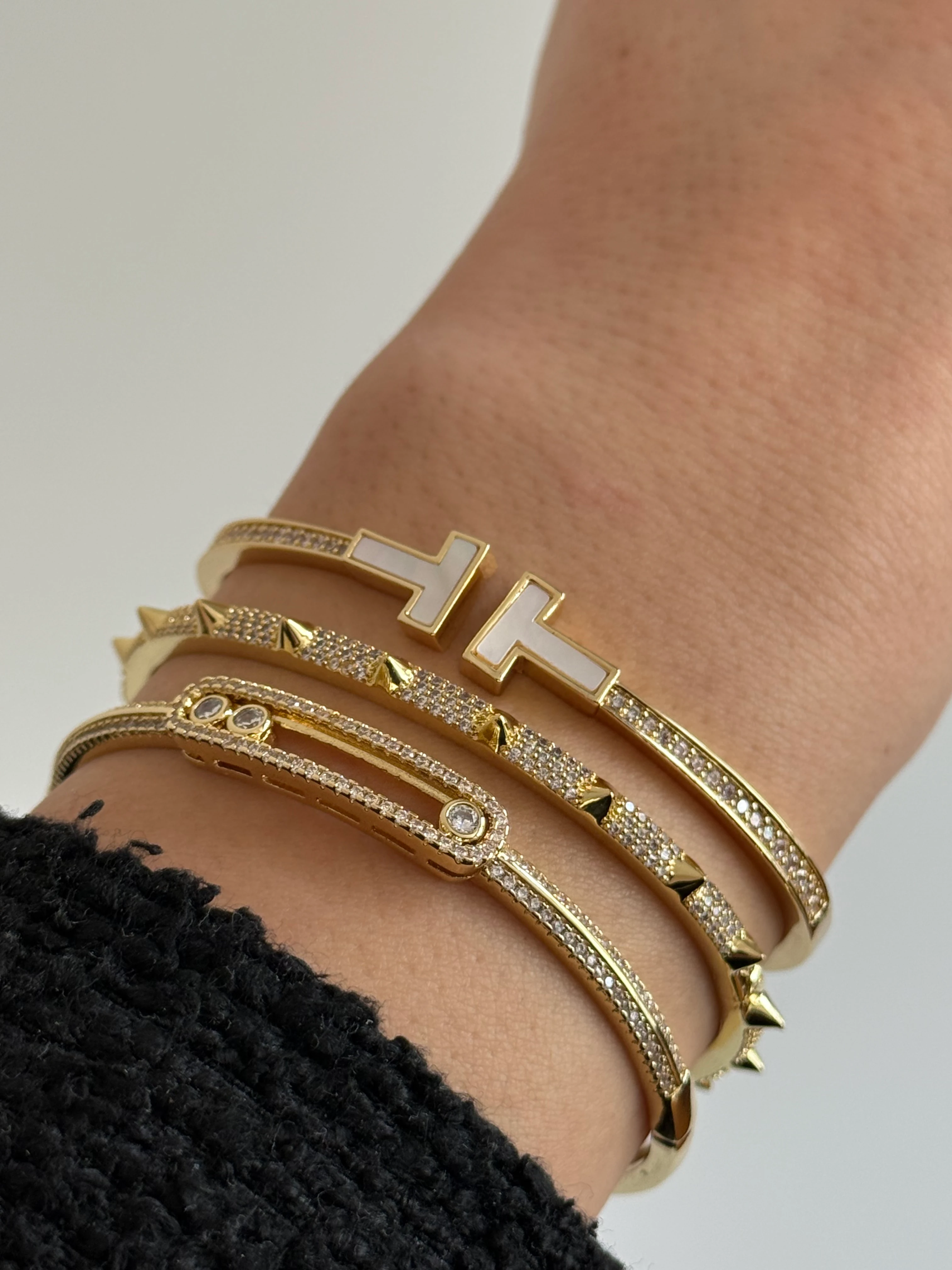 Gold Rengi Beyaz Sedef Taş Detaylı Kadın Kelepçe Bileklik