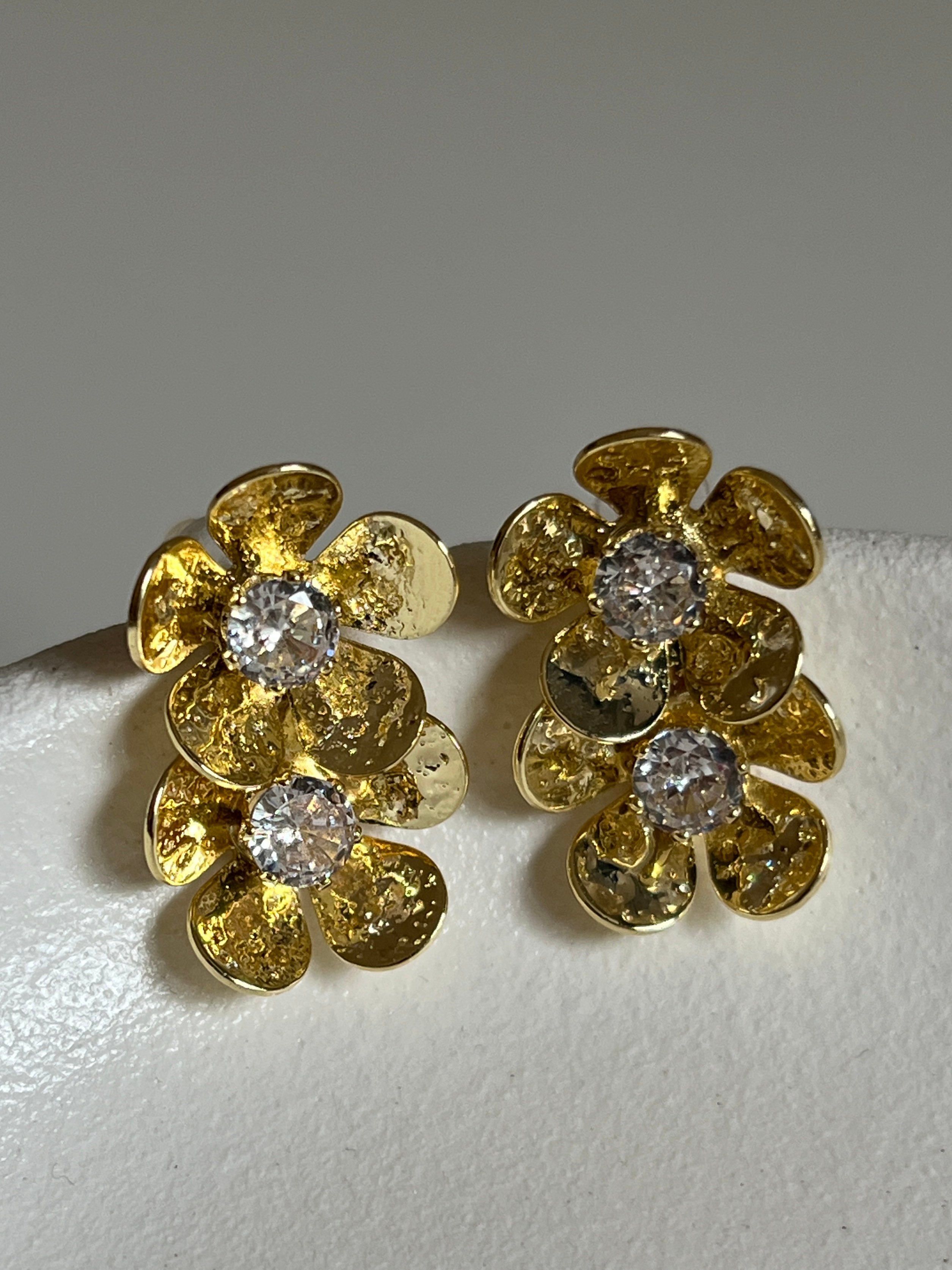 Gold Rengi Zirkon Taşlı Çift Çiçek Model Kadın Küpe