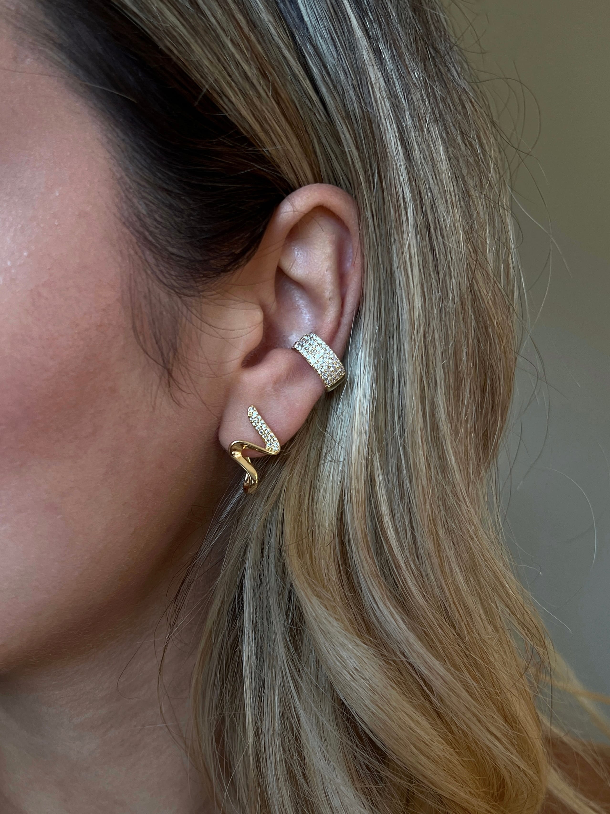 Gold Rengi Dalga Model Kadın Küpe