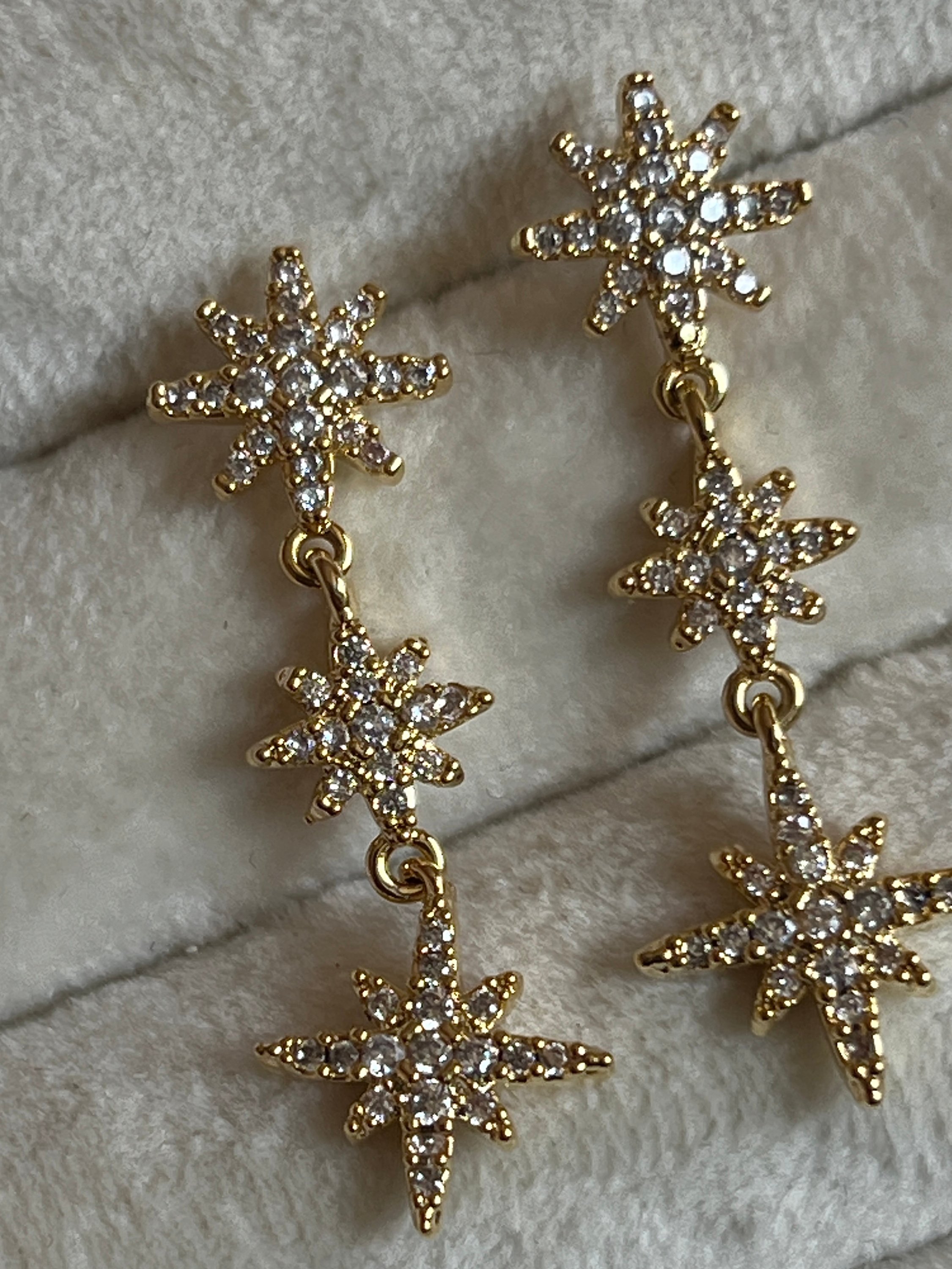 Gold Rengi Zirkon Taşlı Üç Kutup Yıldızı Sallantılı Kadın Küpe
