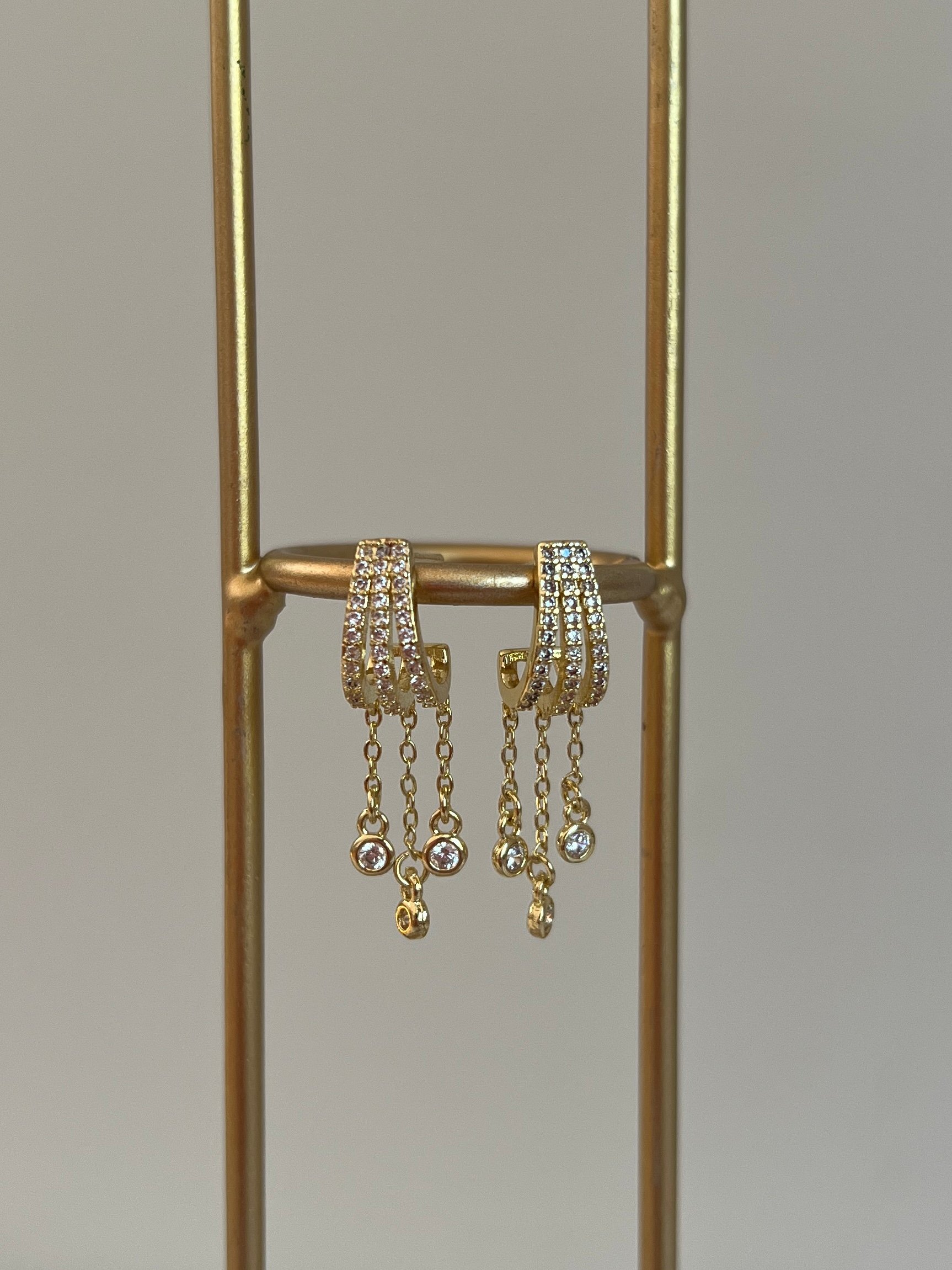 Gold Rengi Sallantılı Zirkon Taş Detaylı Kadın Küpe
