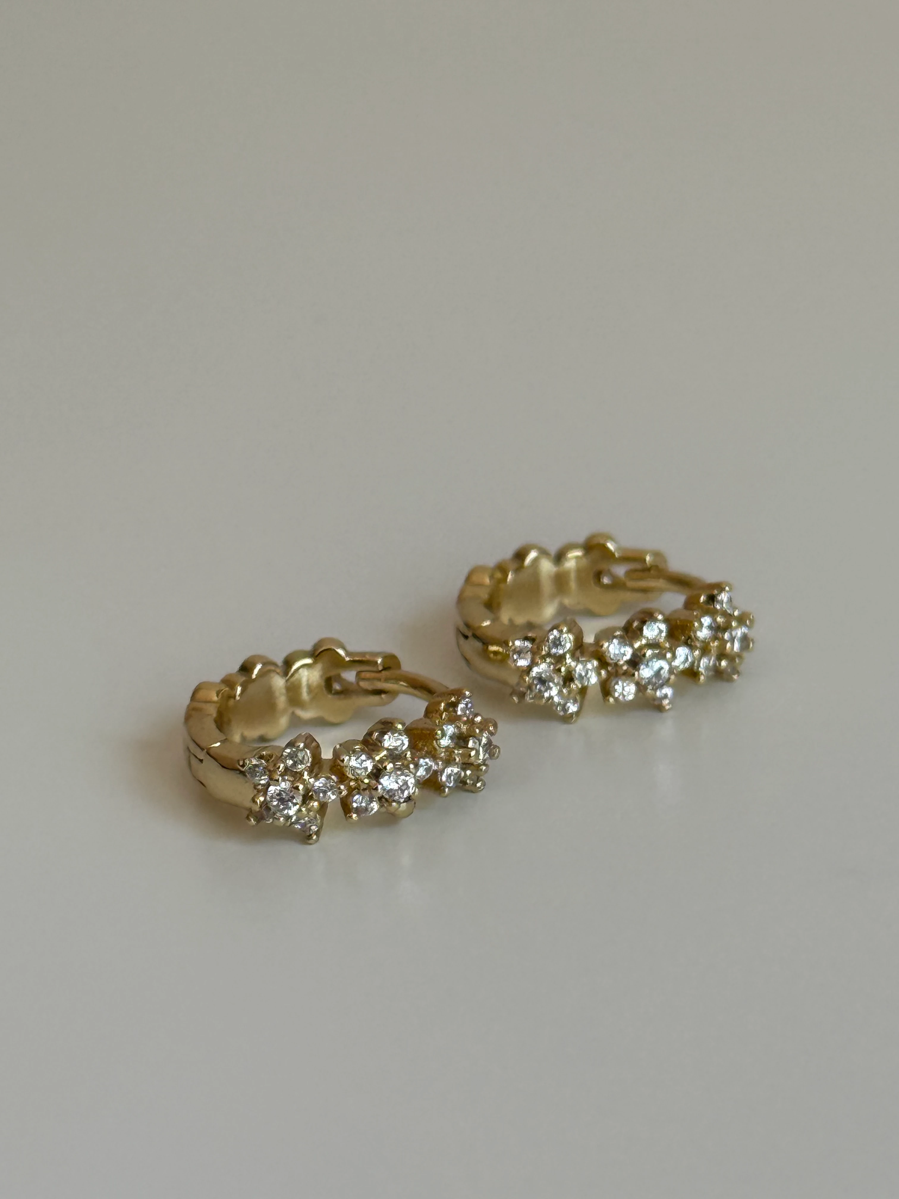 Gold Rengi Zirkon Taşlı Üç Çiçek Model Xupıng Halka Kadın Küpe