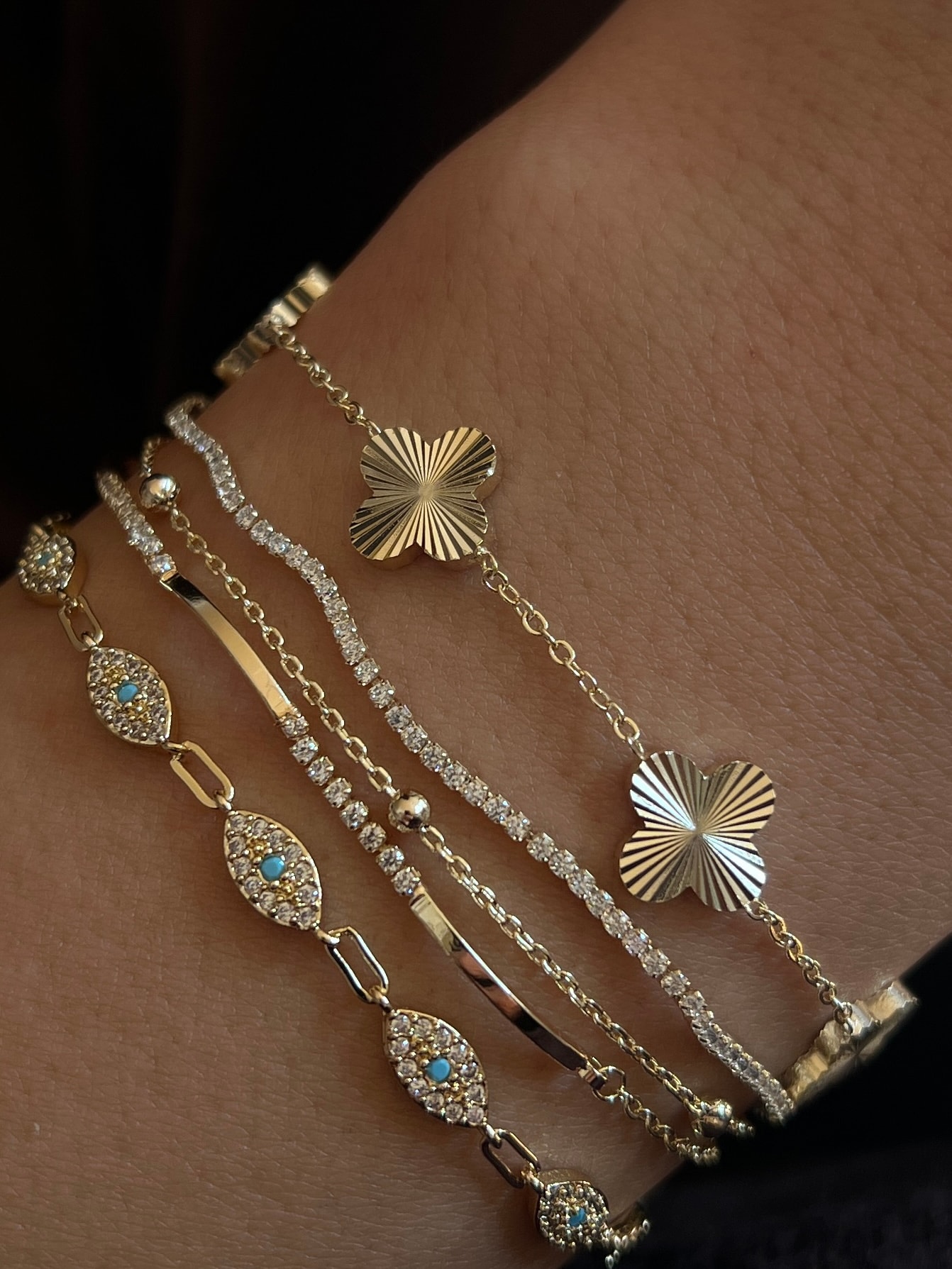 Gold Rengi Çizgili Yonca Model Kadın Bileklik 
