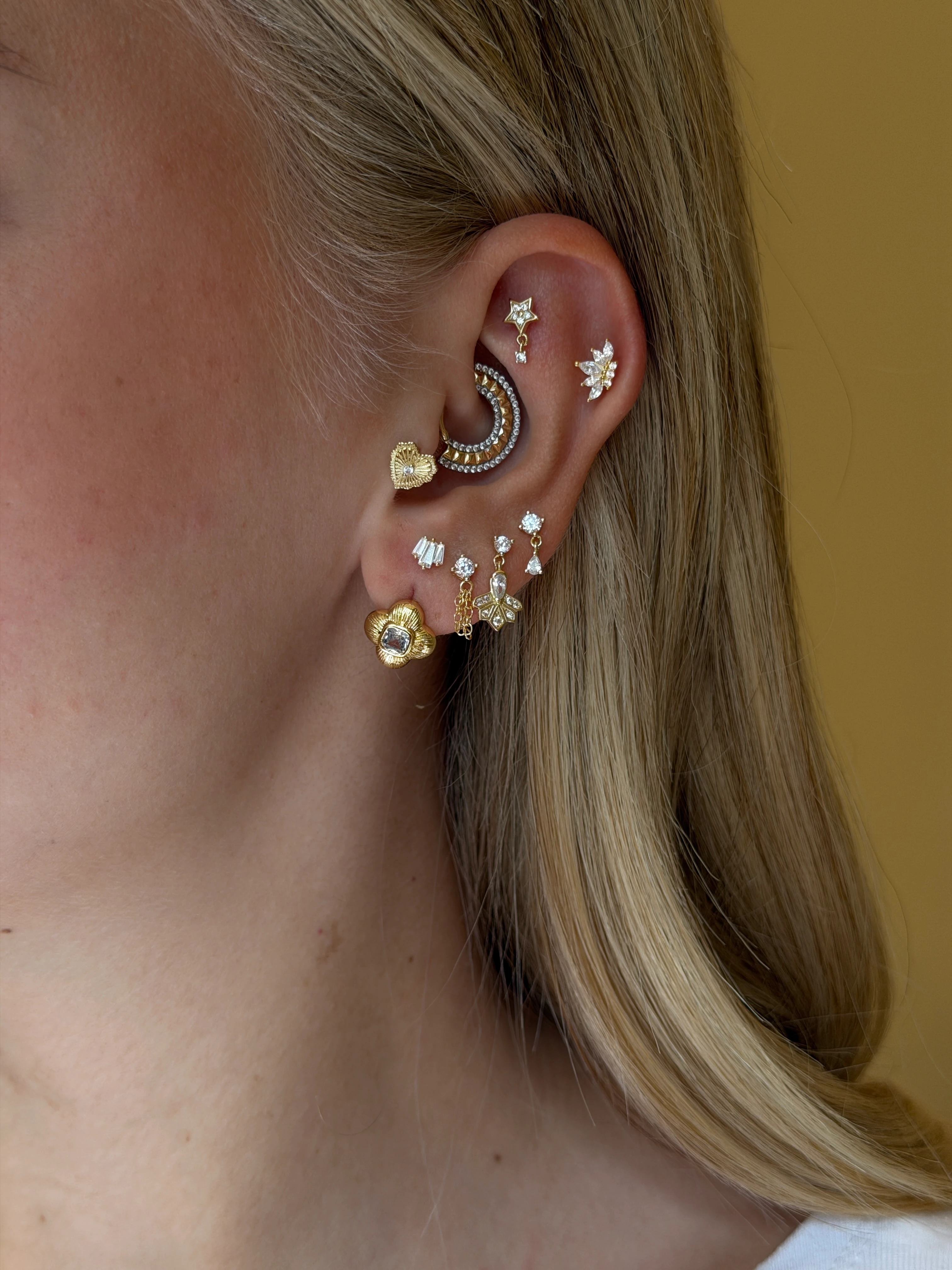 Gold Rengi Kare Taş Detaylı Minimal Yonca Kadın Küpe