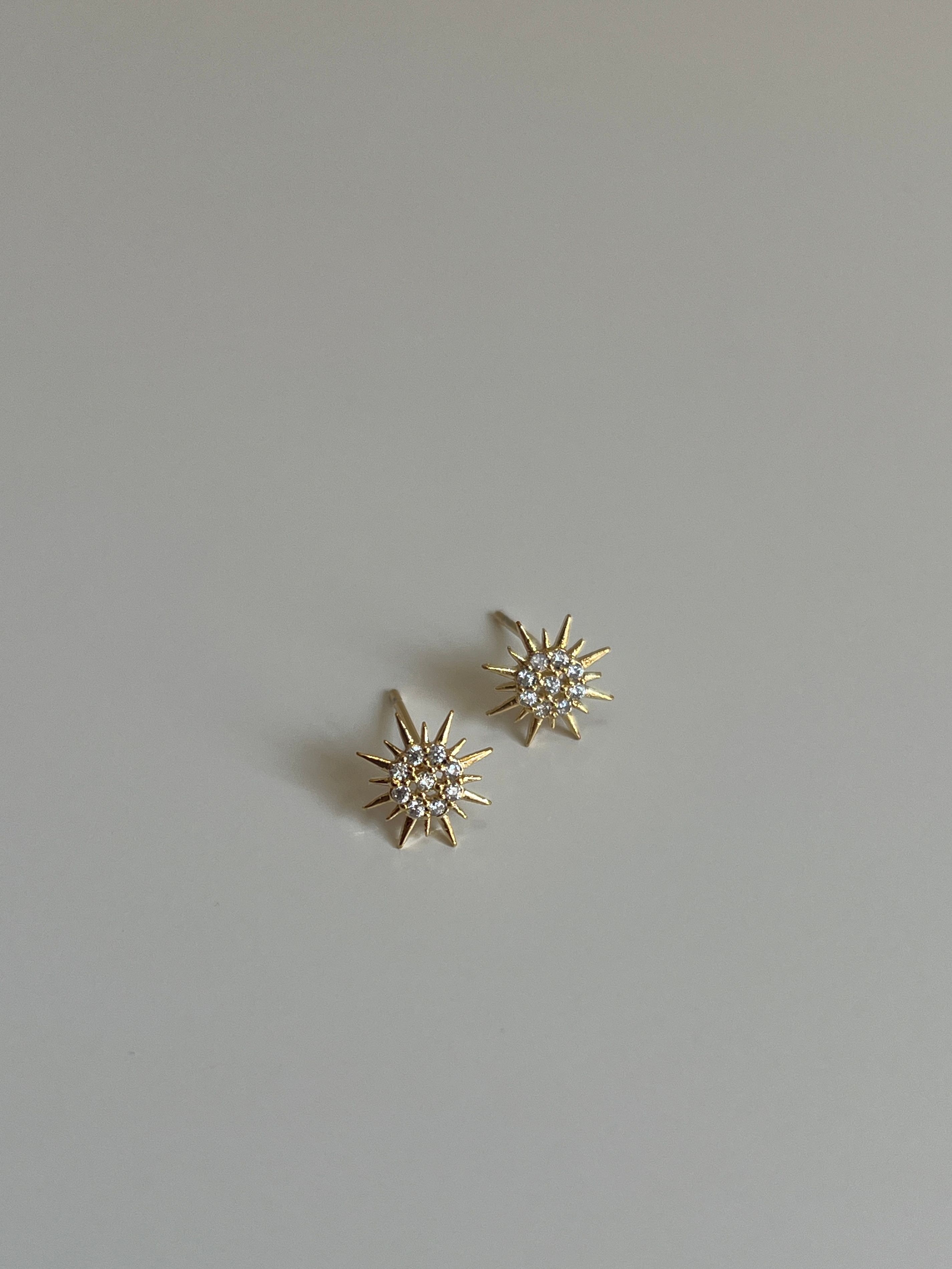 Gold Rengi Güneş Model Kadın Minimal Küpe