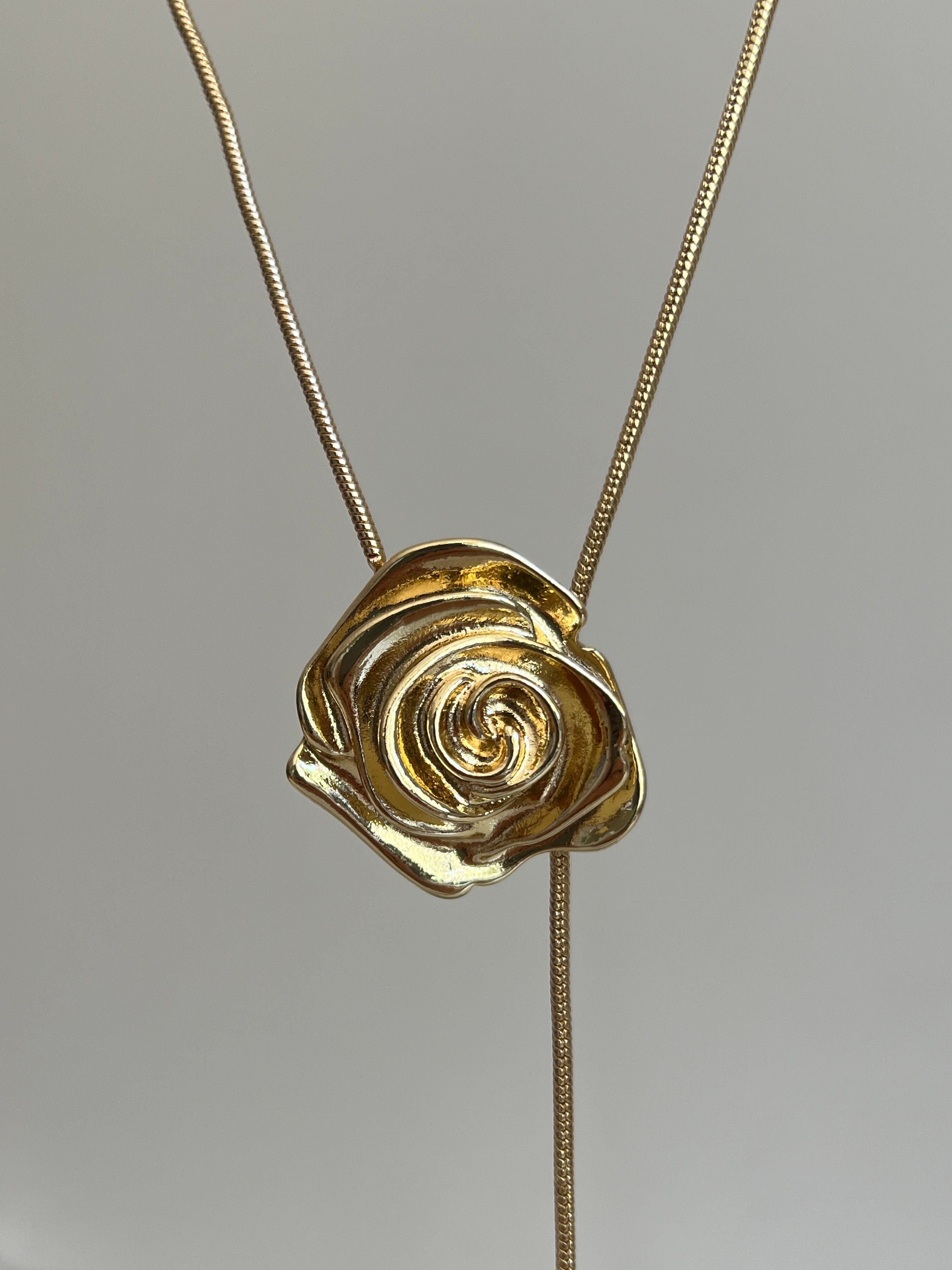 Gold Rengi Gül Model Kadın Kolye