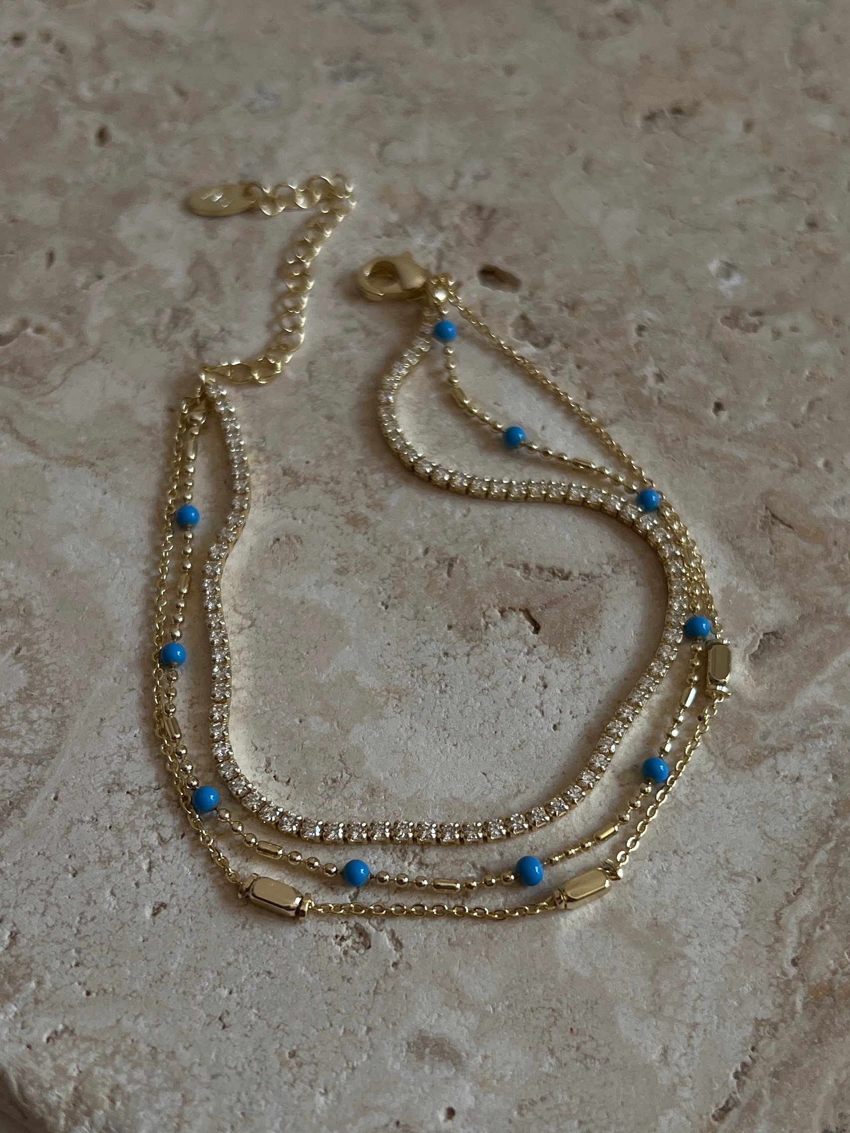 Gold Rengi Zirkon Taşlı Mavi Top Detaylı Üç Sıra Kadın Bileklik