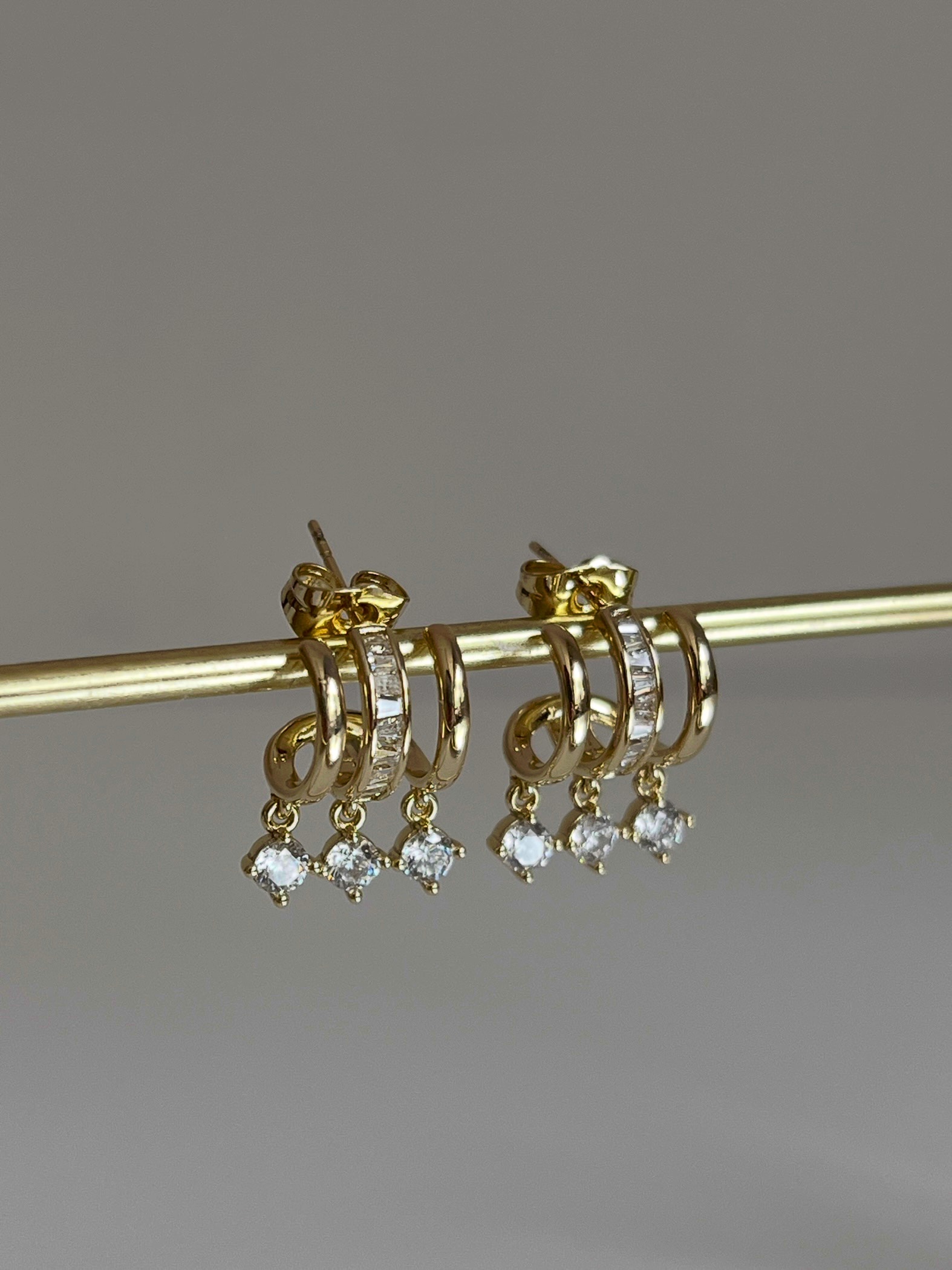 Gold Rengi Üç Sıra Yuvarlak Taş Sallantılı Xupıng Kadın Küpe