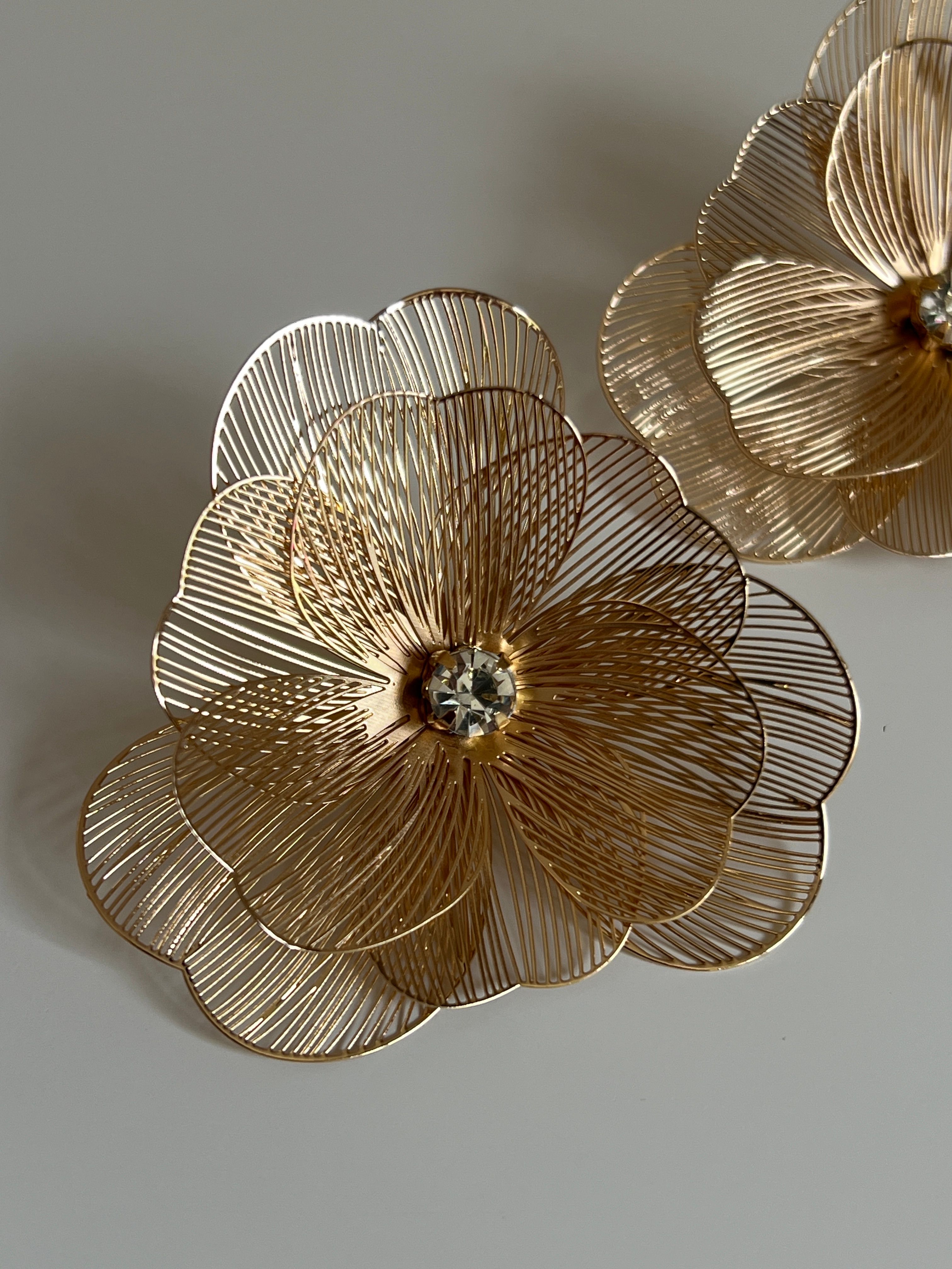 Gold Rengi Zirkon Taş Detaylı Çiçek Model Kadın Küpe