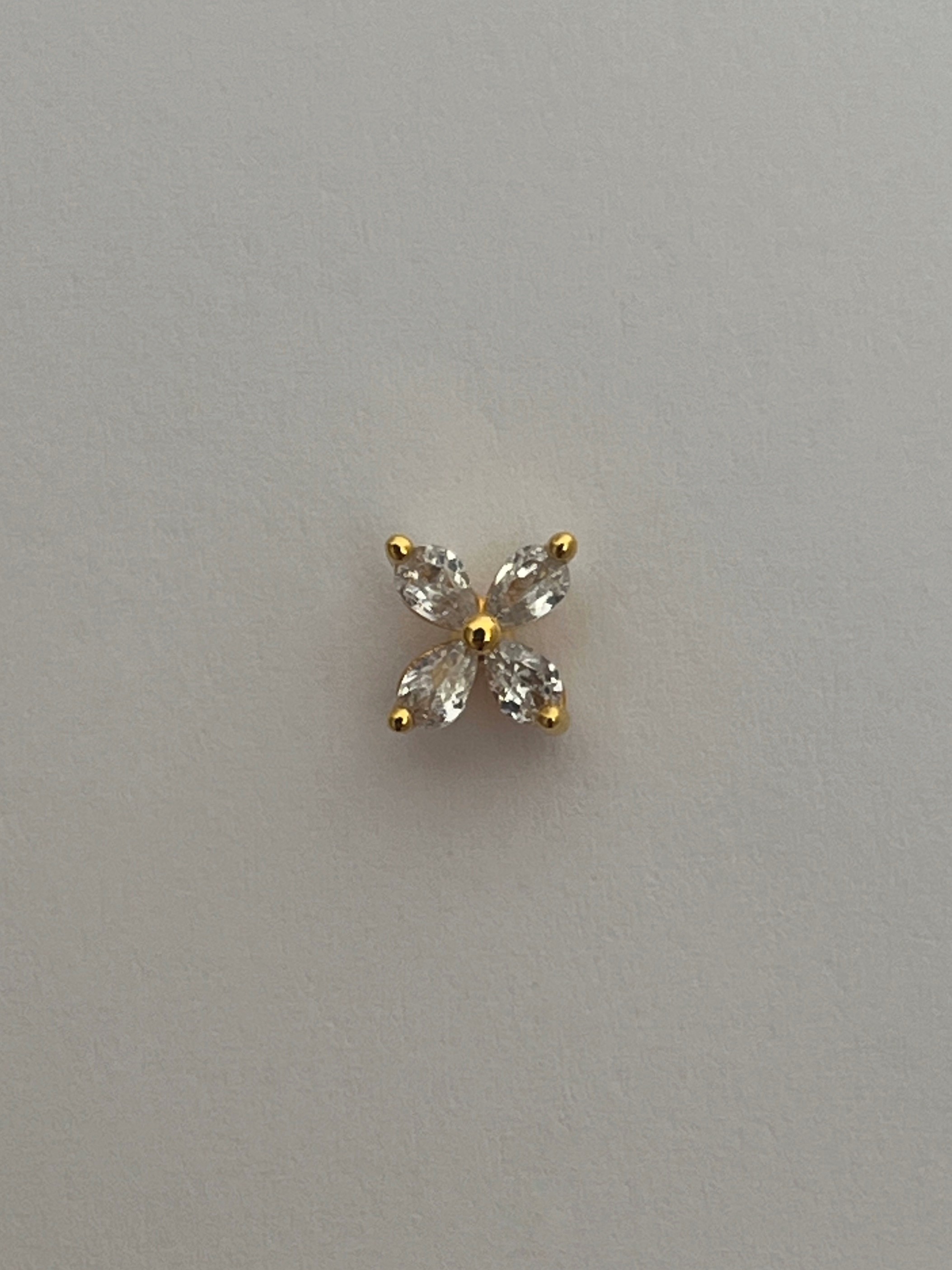 Gold Rengi Zirkon Taşlı Dört Yapraklı Çiçek Model Kadın Piercing