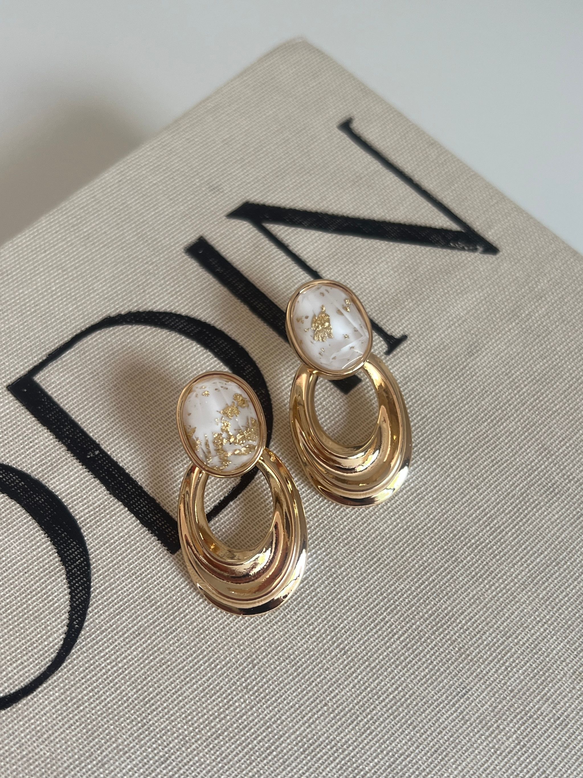 Gold Rengi Doğal Taşlı Yuvarlak Model Kadın Küpe