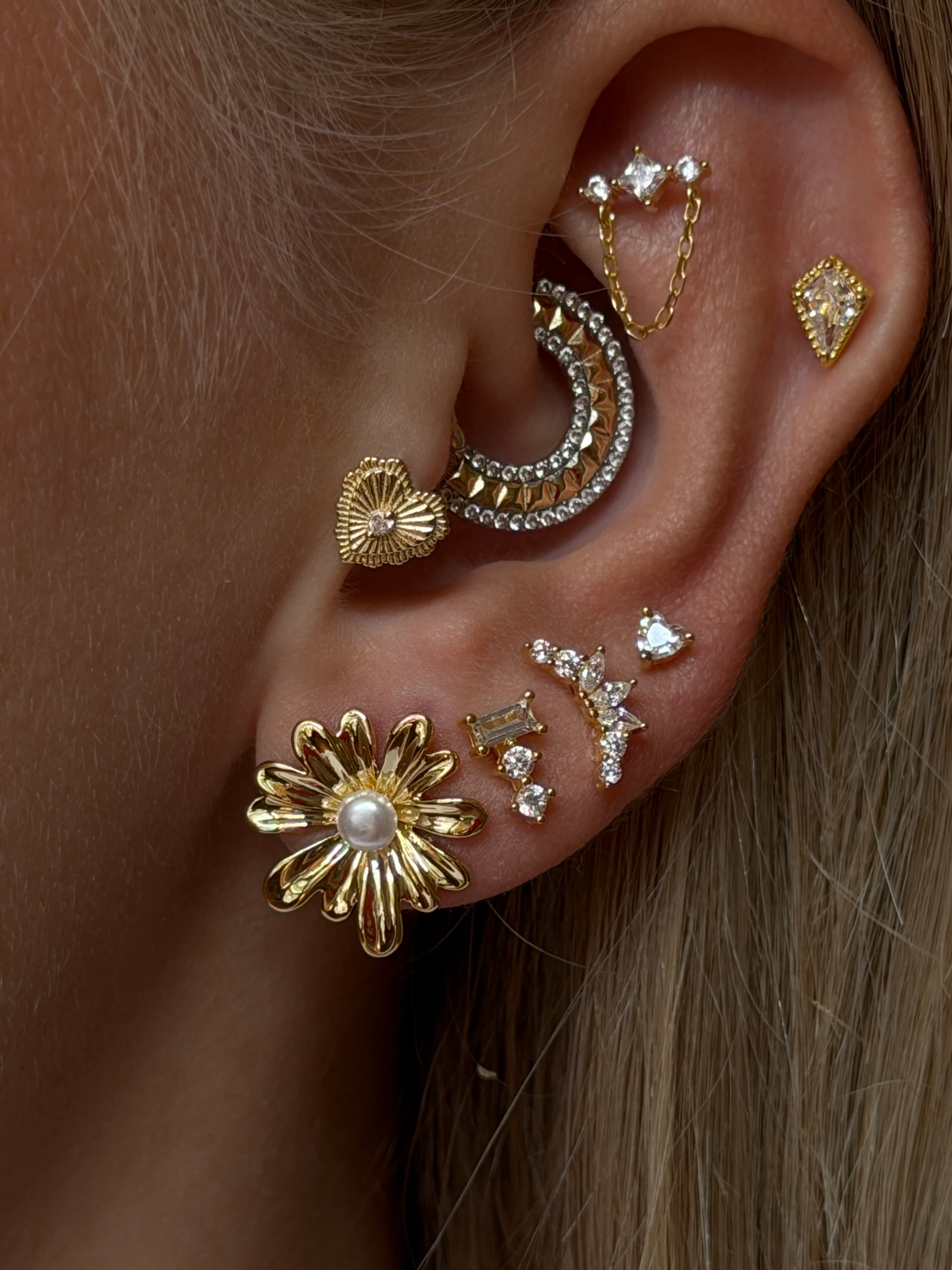 Gold Rengi İnci Detaylı Papatya Kadın Küpe