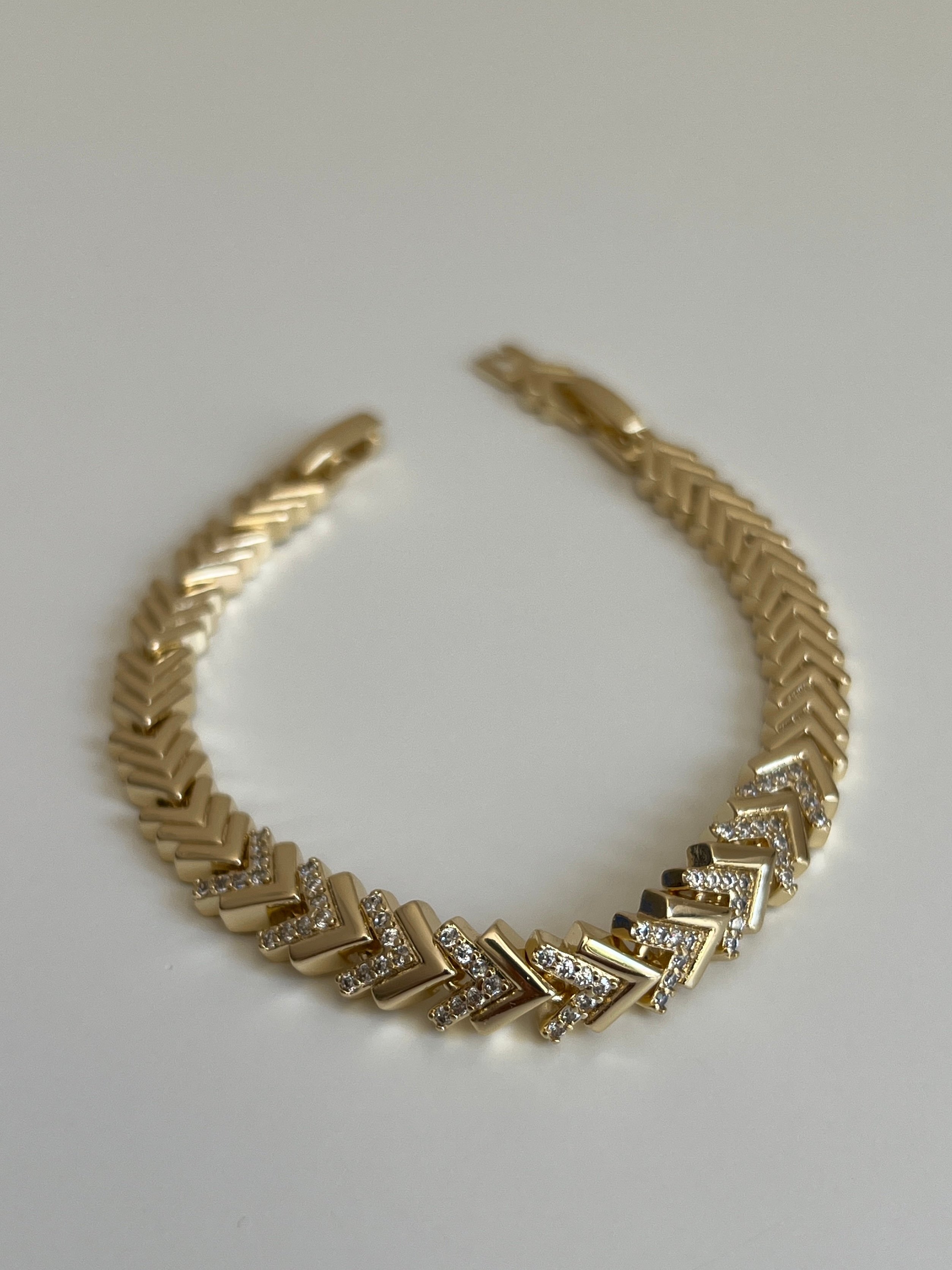Gold Rengi Zirkon Taşlı Sıralı V Model Kadın Bileklik
