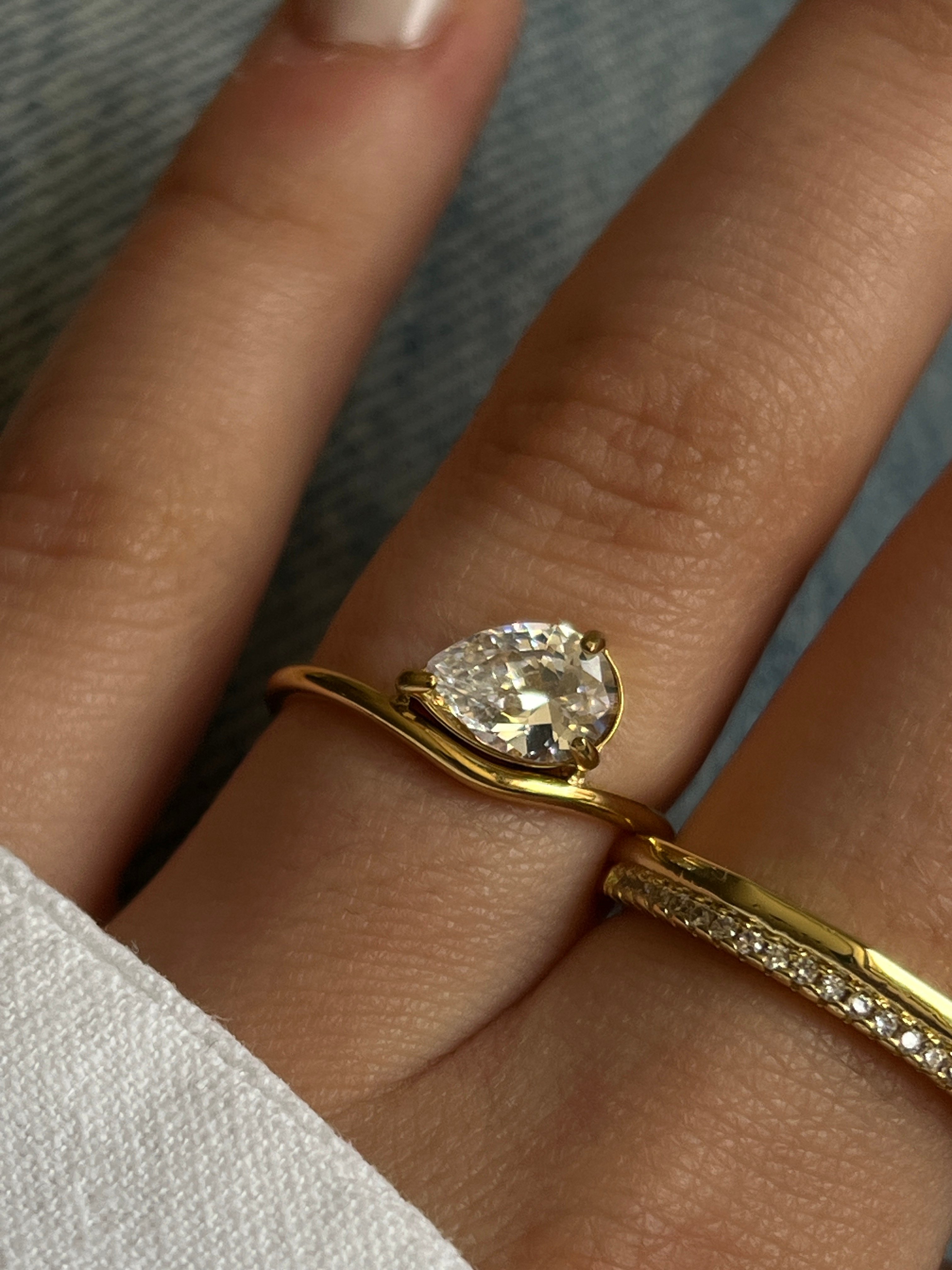 Gold Rengi Tek Damla Zirkon Taşlı Kadın Yüzük