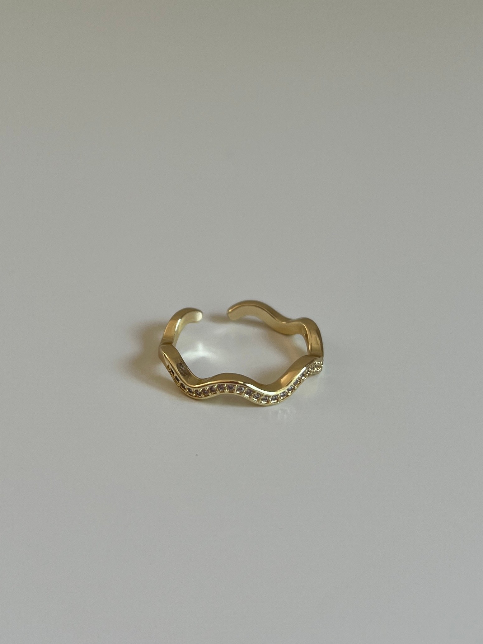 Gold Rengi Zirkon Taşlı Kıvrımlı Model Kadın Yüzük