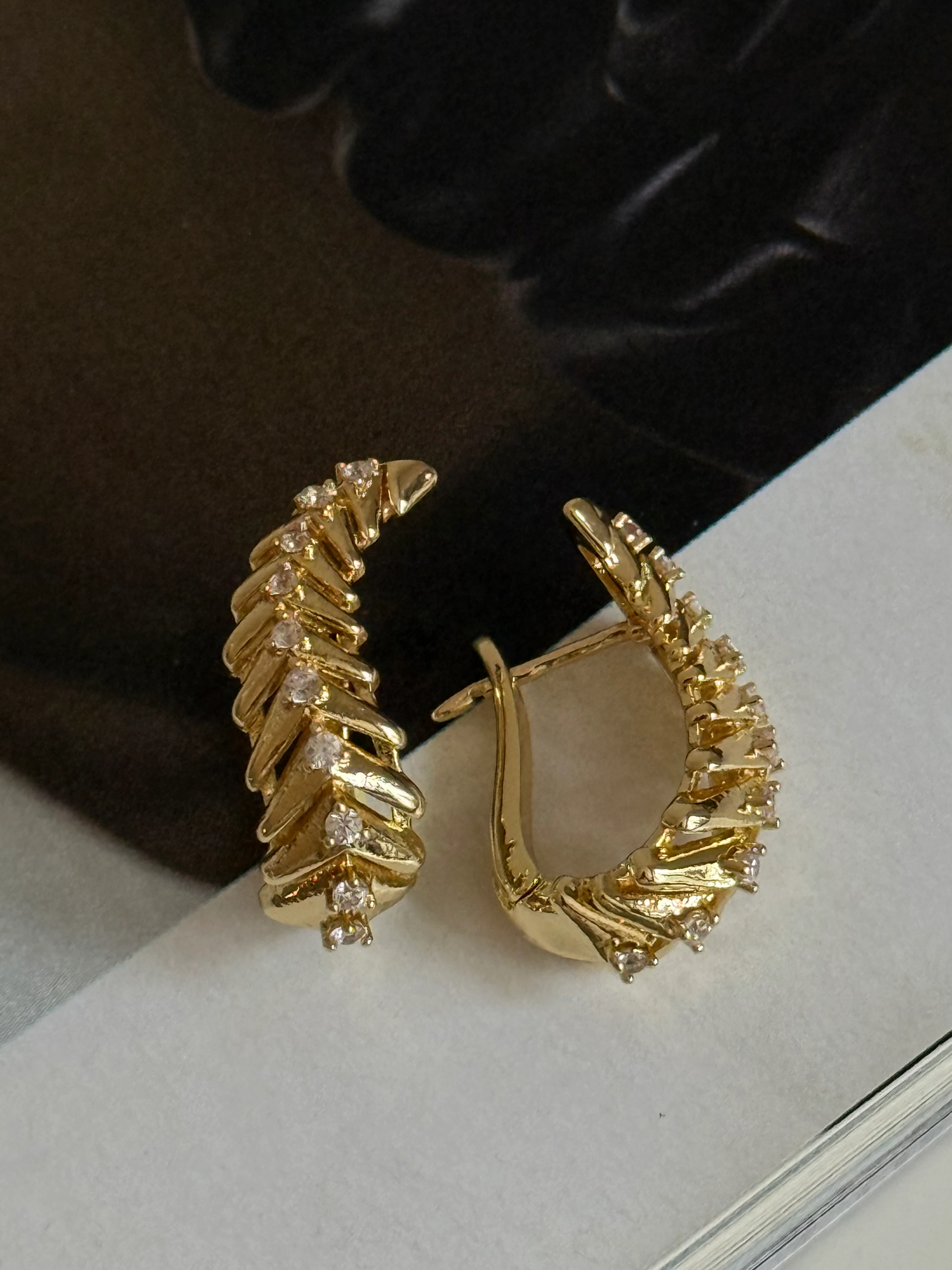 Gold Rengi Taş Detaylı V Model Kadın Küpe