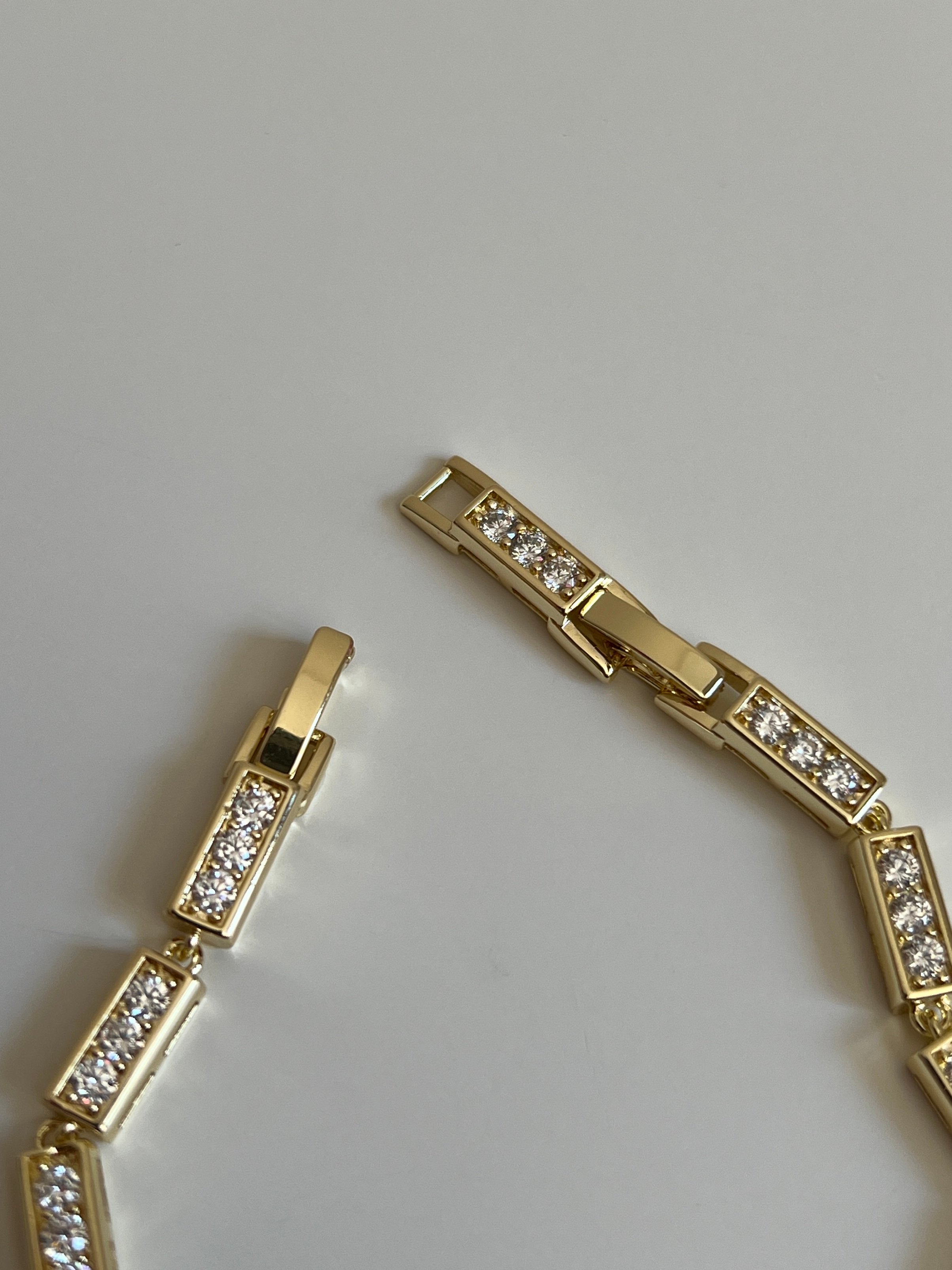 Gold Rengi Zirkon Taşlı Sıralı Dikdörtgen Model Kadın Bileklik