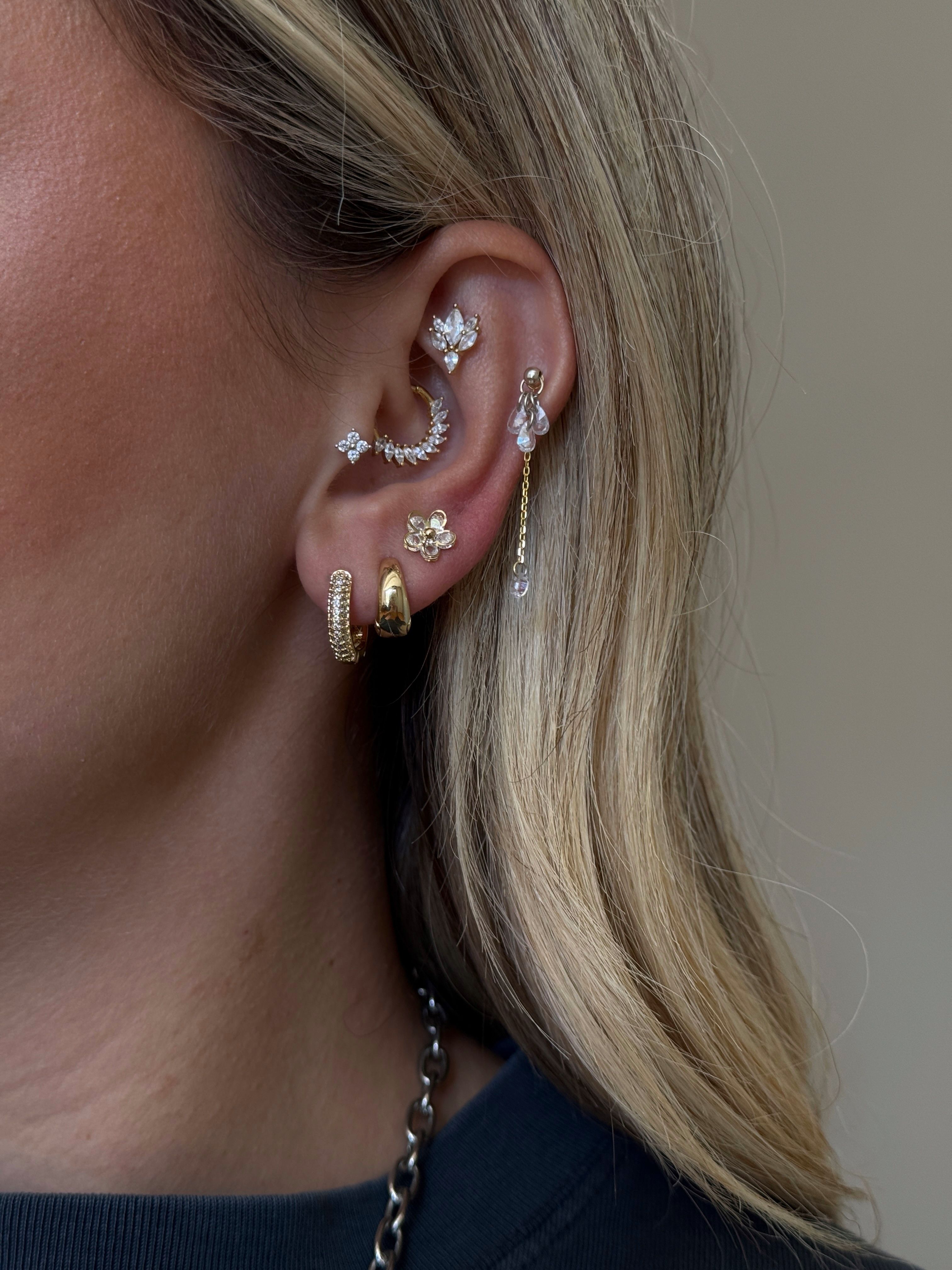 Gold Rengi Zirkon Taşlı Çiçek Model Kadın Minimal Küpe