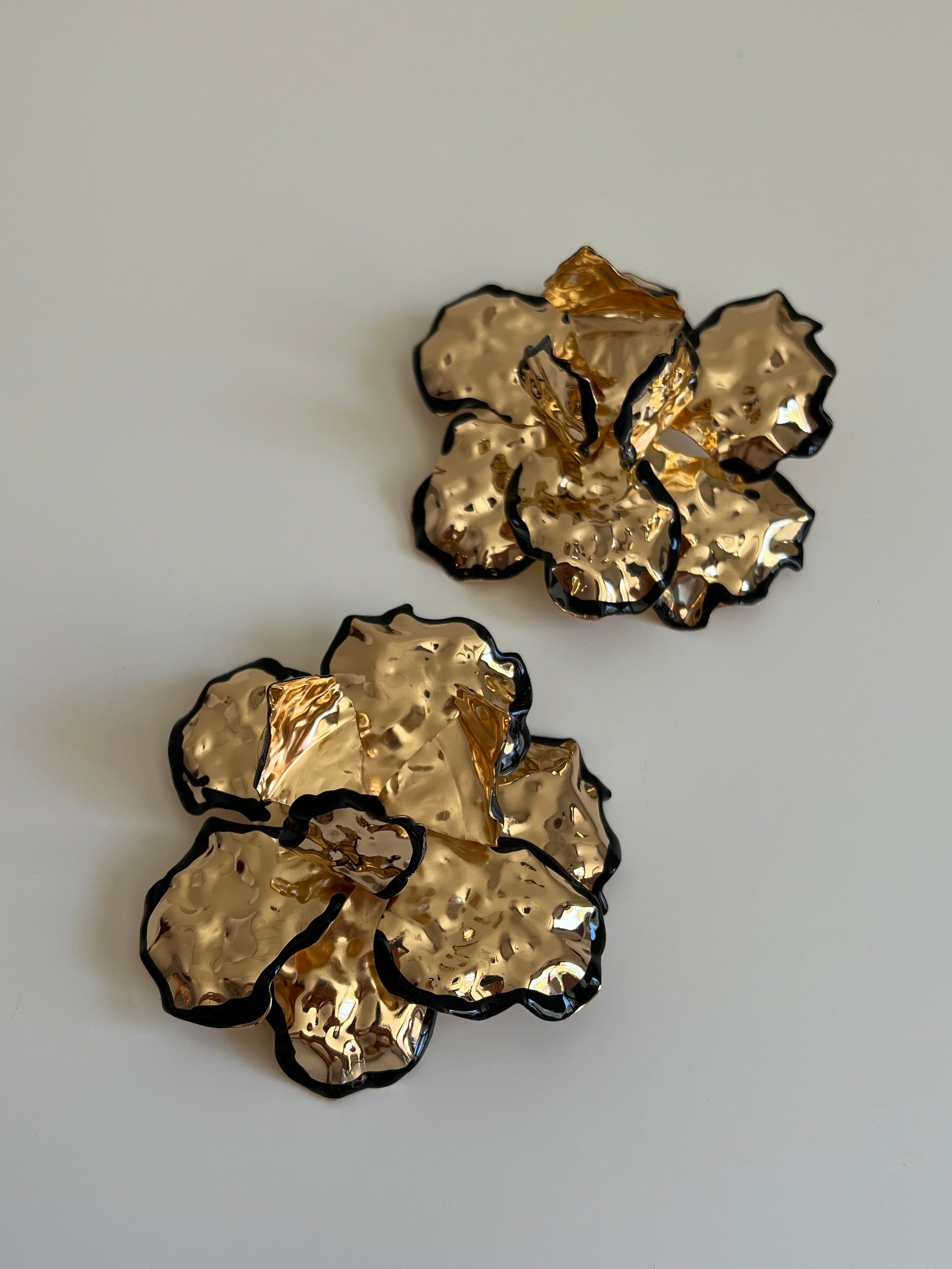 Gold Rengi Siyah Çizgi Detaylı Yaprak Model Kadın Küpe