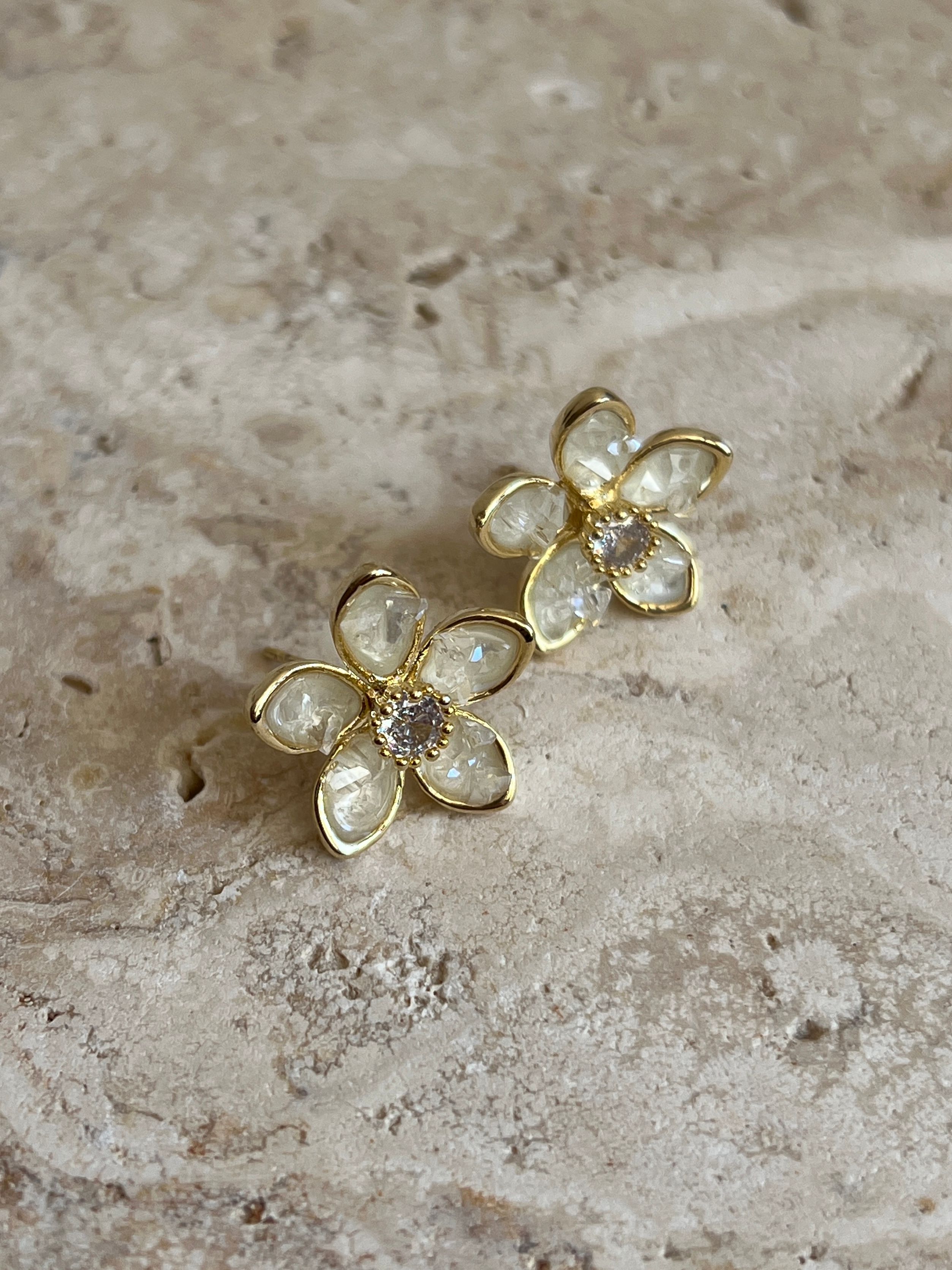 Gold Rengi Zirkon Taş Detaylı Çiçek Model Kadın Küpe